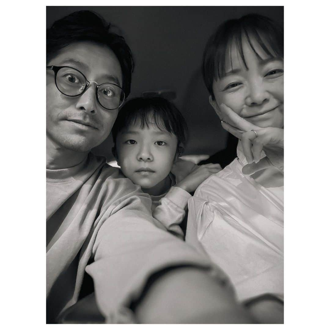 肥野竜也さんのインスタグラム写真 - (肥野竜也Instagram)「＂毎日夫婦写真＂ ⁡ #毎日夫婦写真 #えみたつや #夫婦 #家族 #ファミリー #基本ストーリーズ投稿 #たまにフィード投稿 #今回は娘も一緒」5月19日 20時30分 - tatsuya_hino