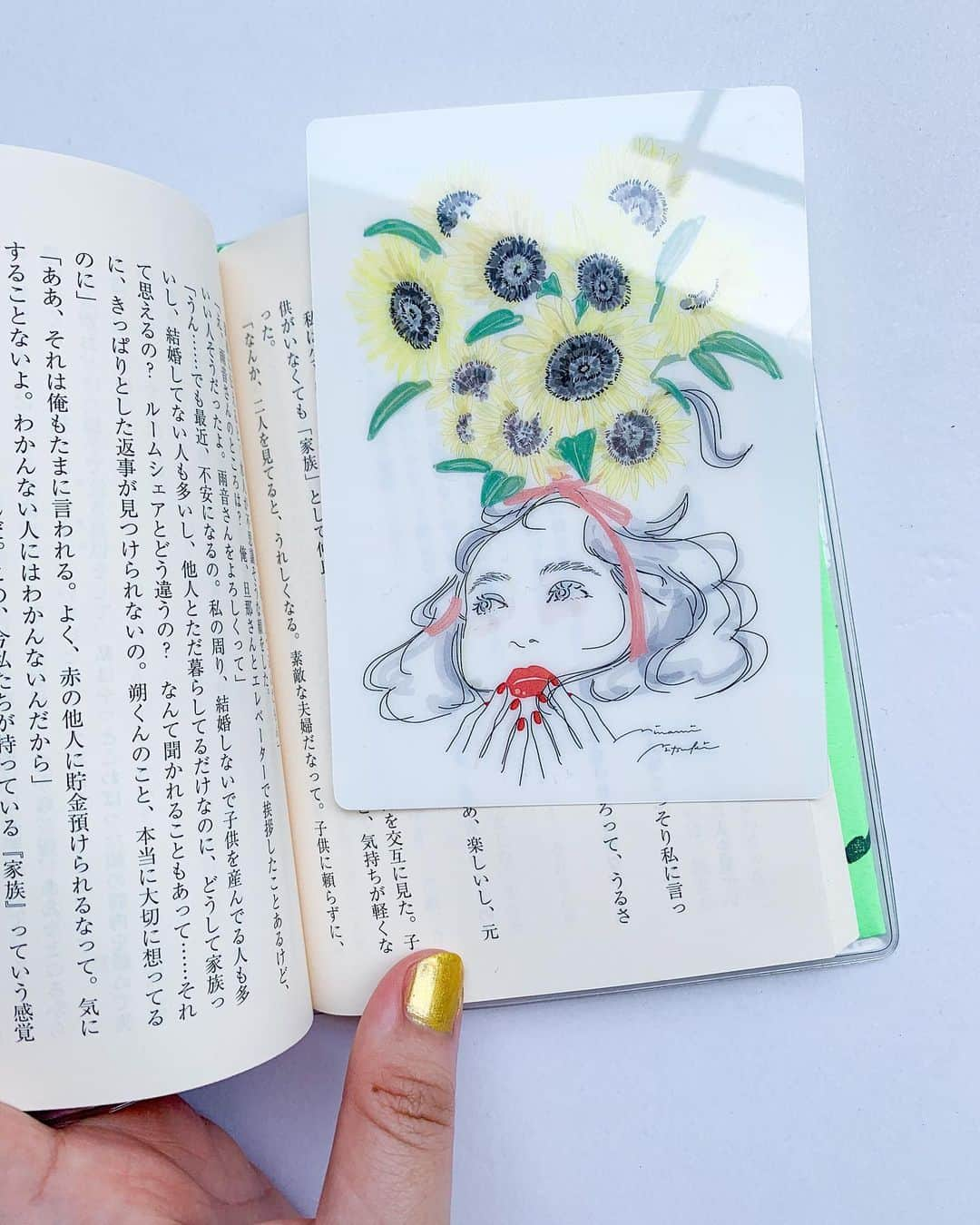 南夏希さんのインスタグラム写真 - (南夏希Instagram)「📖🔖🌼 ⁡ わーい、来週金曜からです😊 スケスケのブックマーク作りました🔖 (スケないのもある)  ⁡ 土日の貸切撮影会、 日曜に1枠だけキャンセルが出ました🍀 気になってた方はご縁かもしれません😌 綺麗に撮ってもらえるの羨ましぃ (こちらから→ @19_oct  ⁡ ⁡ 似顔絵チケットは初日から販売します🎟️🌼 ⁡ 久しぶりに在廊する展示なので、 ぜひ遊びに来てください~😊 ⁡ ⁡ __________________ ⁡ 「 29 」 The joint exhibition of Natsuki Minami × Yukie Murakami  ⁡ 2023.5.26金-28日 ⁡ 26金　15:00-20:00 27土 .28日　13:00-20:00 ⁡ 南夏希 /イラストレーター 村上由希映 /写真家　@19_oct  ⁡ ふたりの共通点は 女性をメインの被写体として  作品をつくること。 ⁡ タイトルの「29」は 扉の先には、あなたの使命があり、 あなたの持つ能力を人々のために使うことが求められていると言う意味があります。 ⁡ 私たちの絵と写真で みなさんがキラキラ輝いて ハッピーになれますように🌈 ⁡ ⁡ EBISU ROOM 渋谷区恵比寿南1-12-1 恵比寿駅西口から徒歩2分 @gallery_ebisuroom ⁡」5月19日 20時30分 - punipuni729