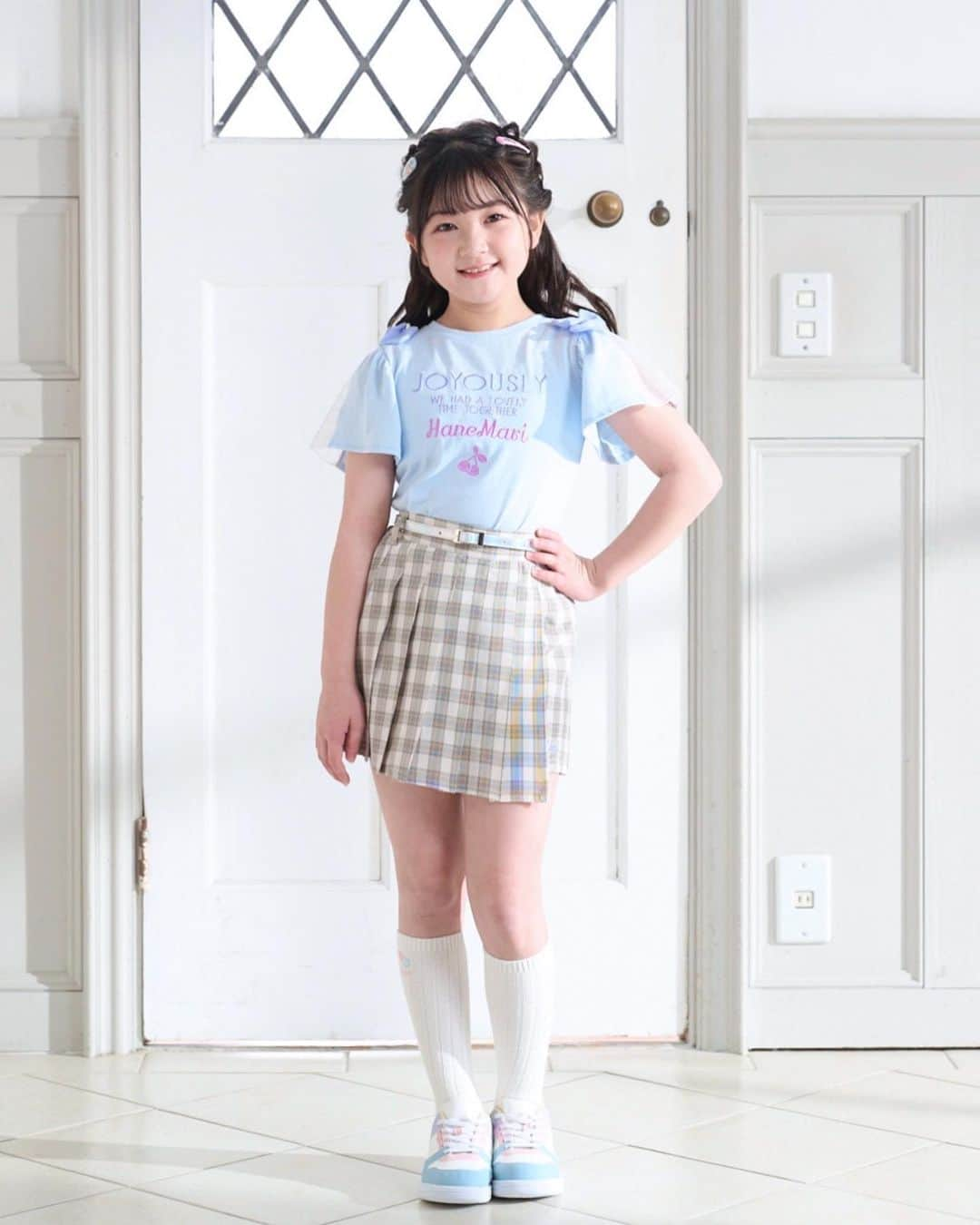 はねまりのインスタグラム：「🥳しまむら❌はねまり 夏服コラボ 発売👏👏👏📣5月20日(土) 全国しまむら店舗 と しまむらオンラインストアで発売開始😊 ぜひチェックしてね  💖しまむら70周年感謝祭がやってます😊ぜひ近くのしまむら店舗へ  👇詳細情報はこちら👇 ●ガールズ 　TシャツA 　サイズ：120・130cm 　価格：本体￥990（￥1,089税込） 　品番：754-3697　中水色　120cm 　　　　754-3708　中水色　130cm  ●ガールズ　TシャツB 　サイズ：120・130cm 　価格：本体￥990（￥1,089税込） 　品番：754-3688　淡紫　120cm 　　　  754-3696　淡紫　130cm  ●ガールズ　TシャツC 　サイズ：120・130cm 　価格：本体￥990（￥1,089税込） 　品番：754-3709　淡茶　120cm 　　　  754-3711　淡茶　130cm  ●ガールズ　スカートA 　サイズ：120・130cm 　価格：本体￥1,490（￥1,639税込） 　品番：759-0642　中薄橙　120cm 　　　　759-0644　中薄橙　130cm  ●ガールズ　スカートB　  　サイズ：120・130cm 　価格：本体￥1,490（￥1,639税込） 　品番：759-0646　中水色　120cm 　　　　759-0647　中水色　130cm  @grshimamura   #はねまり #はねまりチャンネル #しまむら #しまパト #子供服 #キッズファッション #小学生コーデ #子供コーデ #女の子コーデ #通学コーデ #夏コーデ #小学生女子 #子供ファッション #ユーチューバー #しまむらコラボ #しまむらパトロール #hanemari #youtuber #japanesegirl #js4」