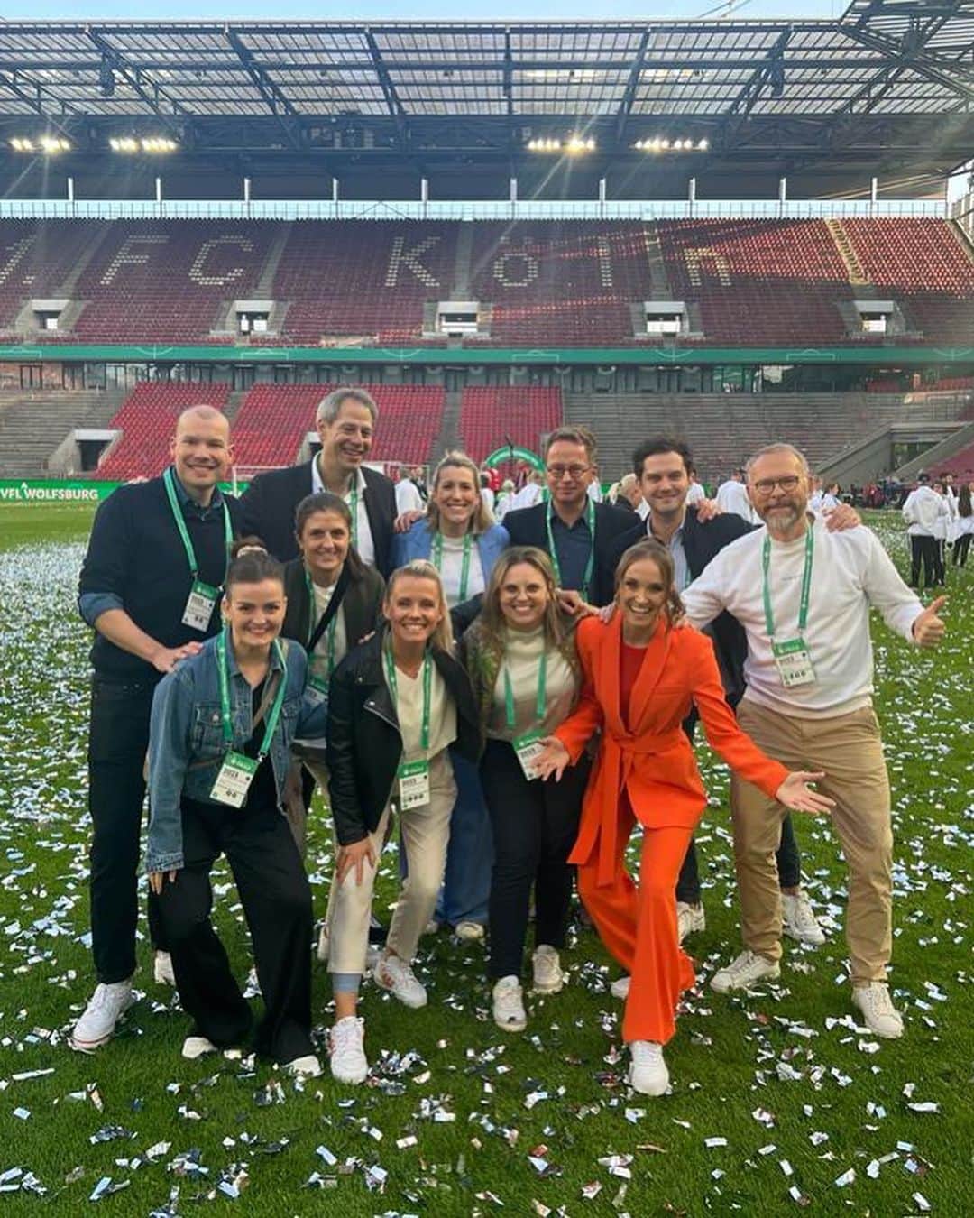 Verena Faisstのインスタグラム：「It‘s a wrap! Unsere Pokalreise endet mit ner vollen Hütte in Köln. 44.808 Zuschauer - historisch!  Glückwunsch an die @vfl.wolfsburg.frauen zum 9. Pokalsieg in Folge 🏆   Kopf hoch @sc_freiburg_frauen - ihr könnt trotzdem stolz sein!   Hey Sky-Team. Danke für diese Reise. Das Spiel hat gezeigt was im FF möglich ist & wo es noch hingehen kann. Und das tolle ist, wir machen mit & sind mittendrin 👏🏼   Tschüüüü & bis bald 🙂」