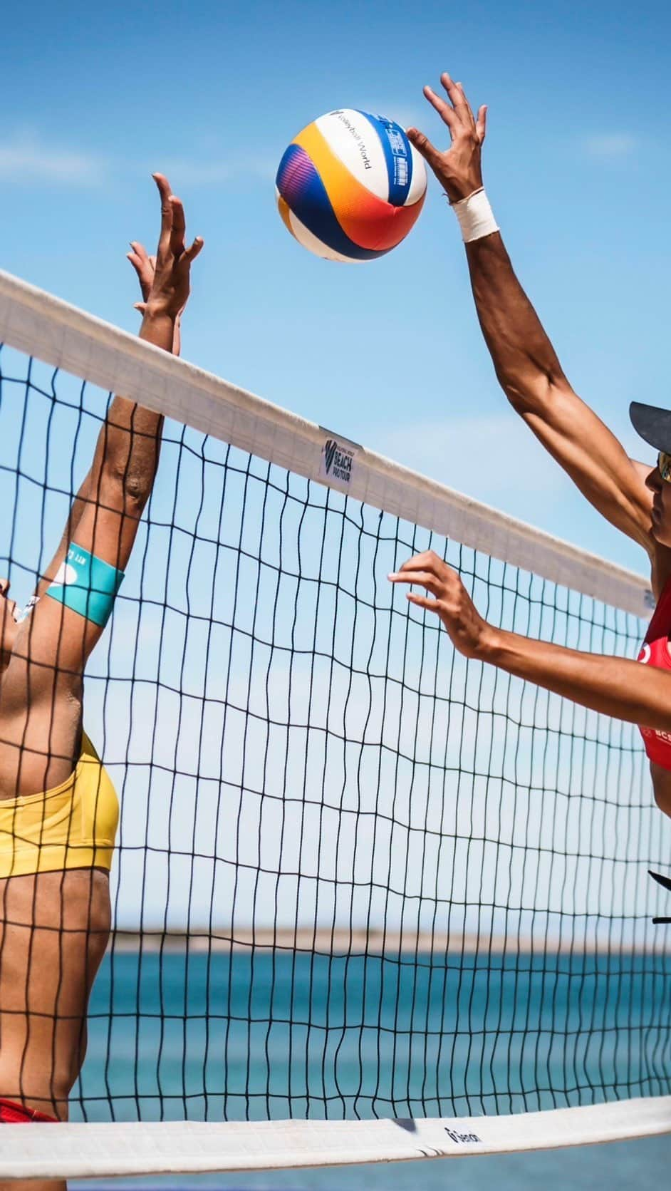 長谷川暁子のインスタグラム：「Victory is coming,If you don’t drop the ball‼️ ⁡ #beachvolleyball #volleyball #女子アスリート #トレーニング女子 #ビーチバレーボール #バレーボール #NTTコムウェア #長谷川暁子 #akikohasegawa #newerajapan #BeachProTour ⁡」