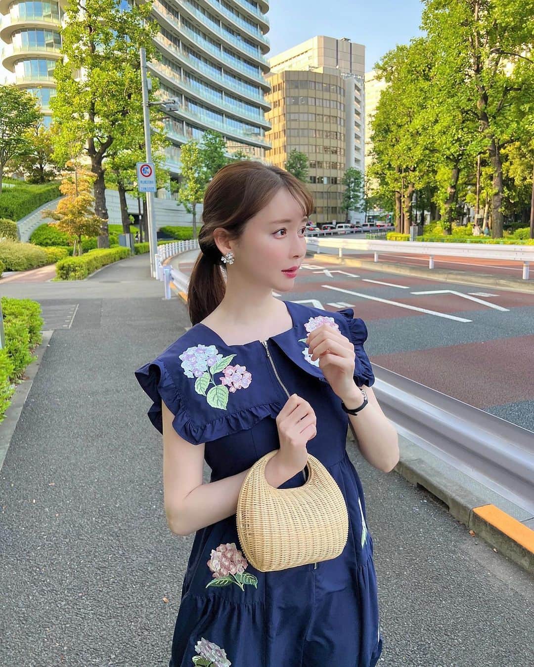 のインスタグラム：「chestyのお花の刺繍のお洋服が毎年大好き💐✨☺️ 新しいカゴバッグほしくて探し中… なかなか見つからない🐻  今日は先週行ったザロクでした施術について📝📝📝 もう通い始めて3年になるかな❓ お肌の管理はもちろんなんだけど、昔fgf入りprpしちゃってできた頬の膨らみを治すための修正注射を最近してもらってるよ✨  だんだん良くなってきてやっと元の私に戻りつつある😭❤️ @dr.sayakanagao 先生いつもたくさん相談乗ってくださって、的確な施術してくださってありがとうございます✨👸🏻✨ 次はまわりの友達におすすめされた先生の手打ち注射したいなあ💉😚❤️  #chesty #チェスティ #unitedarrows」