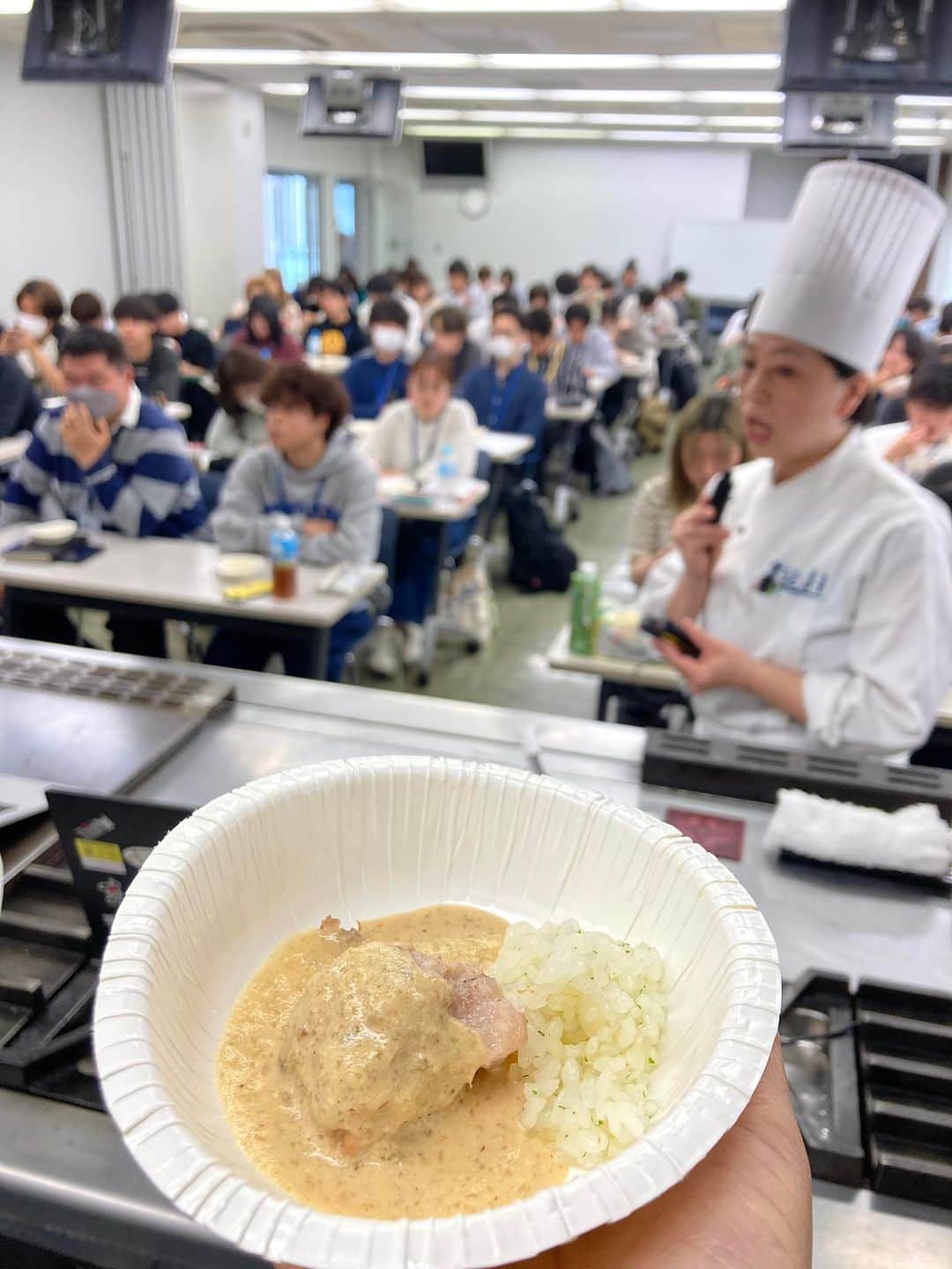 小谷あゆみのインスタグラム：「料理の学校「エコール辻」で料理人の卵たちに特別授業！ 日本農業の課題を料理する！でしたー。 後半は女性酪農家をゲストにお迎えーーー！！ ゲスト講師は、広島・安芸高田市高宮町で、乳牛2７頭の牧場を経営する田島あゆみさん。 つい6年前まで農林水産省の牛乳・乳製品課に勤めるキャリア官僚でした。 霞ヶ関のキャリアから一転、女性一人酪農を始めた田島あゆみさんにお話を伺いました。 田島さんがスマホで牛舎を案内してくださり、時折 牛がもーーーーーと鳴き声をあげるたびにどよめく教室～～ やはり、どんなお題目より、牛の鳴き声に勝る命を感じる臨場感はないですね。 酪農家、農家、生産者という仕事があることを、少しでも 自分の仕事と繋げて考える料理人が育ってくれたら嬉しいなと思いました。 ブログに書きました https://ameblo.jp/ayumimaru1155/entry-12803700016.html😍」