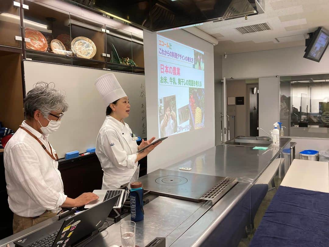 小谷あゆみさんのインスタグラム写真 - (小谷あゆみInstagram)「料理の学校「エコール辻」で料理人の卵たちに特別授業！ 日本農業の課題を料理する！でしたー。 後半は女性酪農家をゲストにお迎えーーー！！ ゲスト講師は、広島・安芸高田市高宮町で、乳牛2７頭の牧場を経営する田島あゆみさん。 つい6年前まで農林水産省の牛乳・乳製品課に勤めるキャリア官僚でした。 霞ヶ関のキャリアから一転、女性一人酪農を始めた田島あゆみさんにお話を伺いました。 田島さんがスマホで牛舎を案内してくださり、時折 牛がもーーーーーと鳴き声をあげるたびにどよめく教室～～ やはり、どんなお題目より、牛の鳴き声に勝る命を感じる臨場感はないですね。 酪農家、農家、生産者という仕事があることを、少しでも 自分の仕事と繋げて考える料理人が育ってくれたら嬉しいなと思いました。 ブログに書きました https://ameblo.jp/ayumimaru1155/entry-12803700016.html😍」5月19日 20時43分 - vegeanaayu