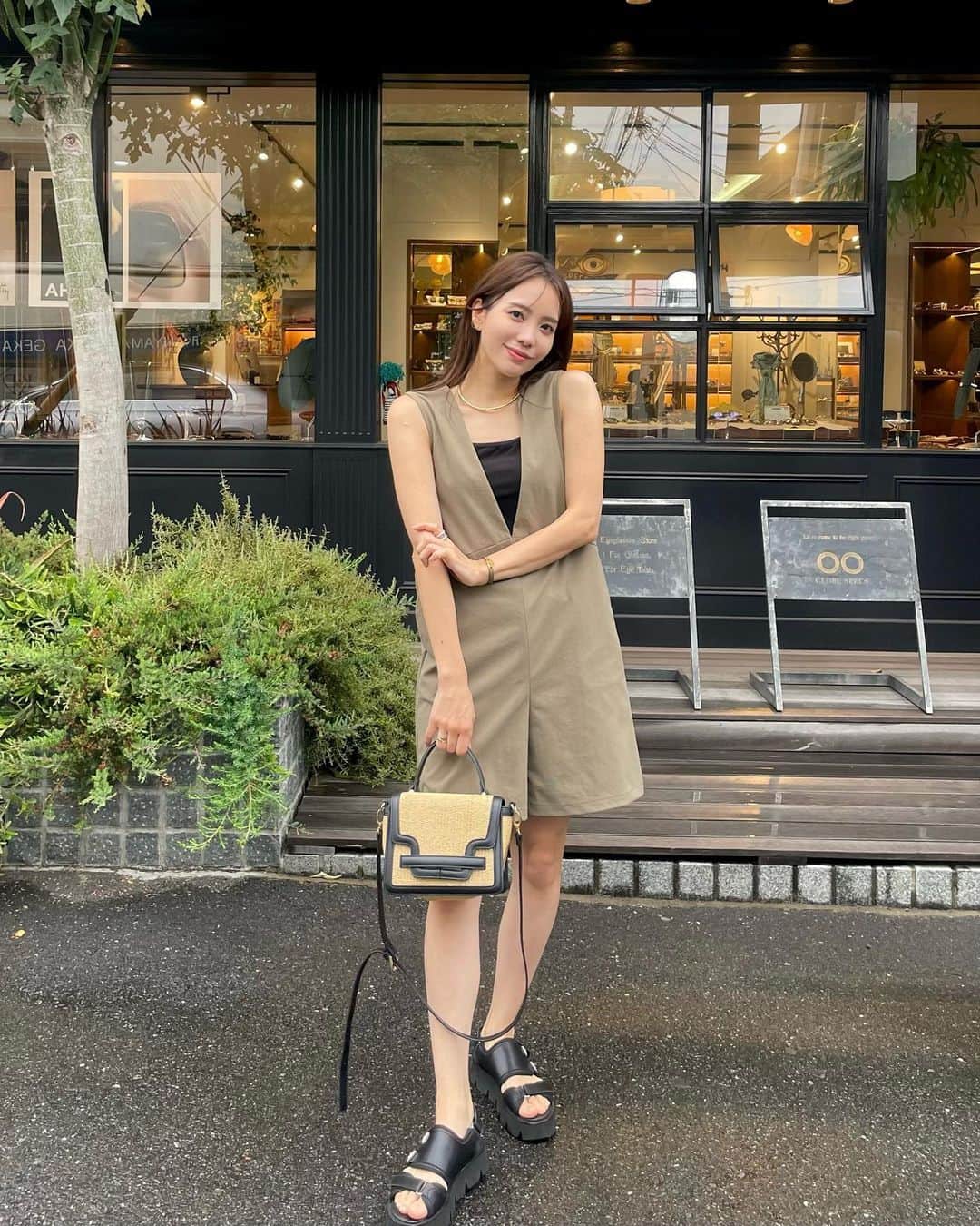 Aoiのインスタグラム：「@ur_fbyrosso のオールインワン👗  撥水、UVカット機能を備えたショートオールインワンなので雨の日も怖いものなし❤️ 海やBBQとかも使えるしタウンユースにも使えて万能❤️  #fbyrosso #pr or #ad #オールインワン#ワンピース#おでなけコーデ#夏コーデ#骨格ナチュラル #平均身長コーデ#パンツコーデ #fashion#ootd#cordinate#大人カジュアル」