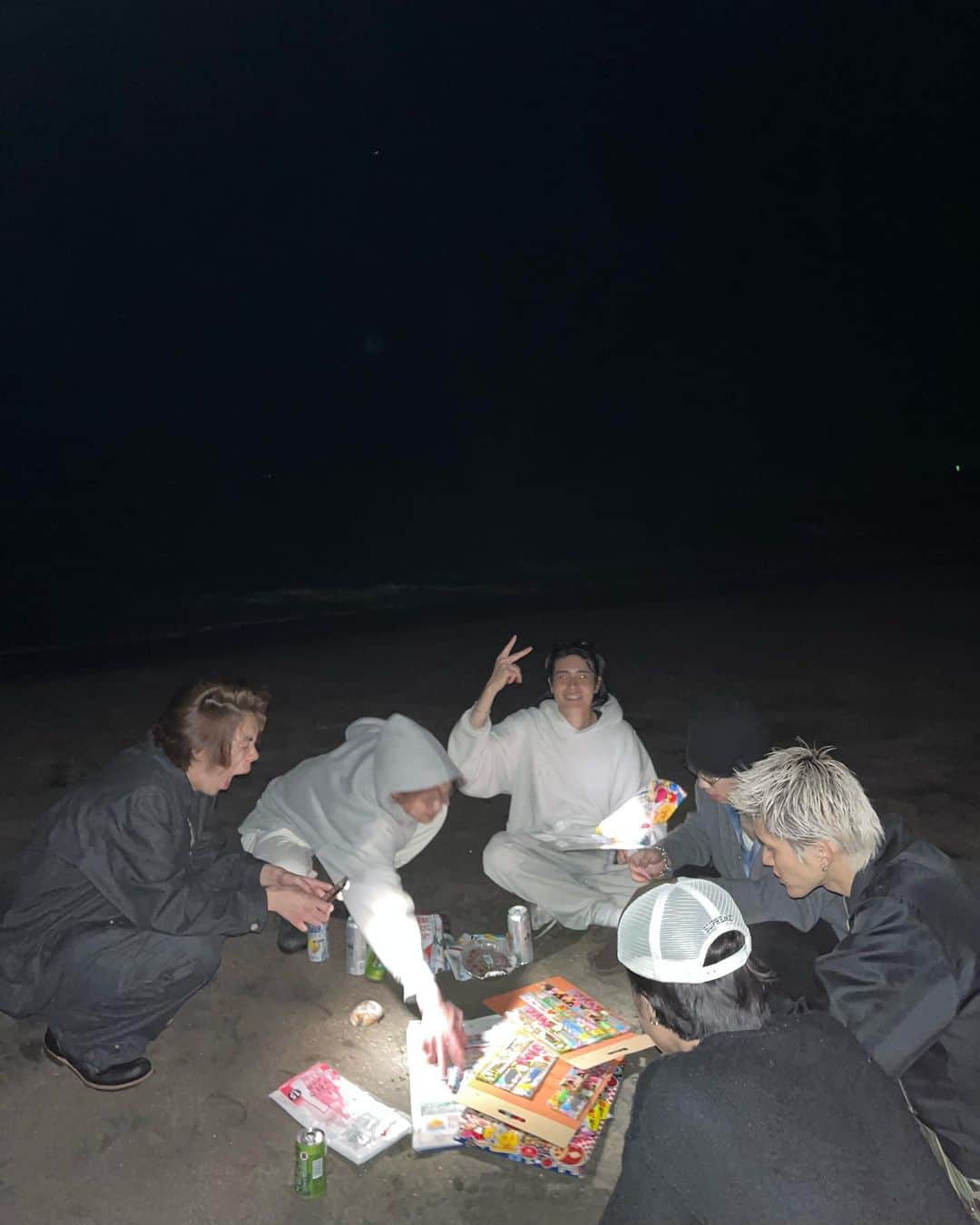 キシダイキさんのインスタグラム写真 - (キシダイキInstagram)「海で花火して星見て酒飲んで♪( ´θ｀)ノ」5月19日 20時47分 - daiki_kishi_