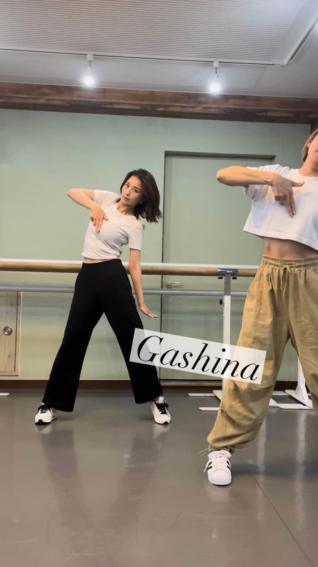 三笠 真由のインスタグラム：「⁡ 久々のダンスレッスン💃 ⁡ SUNMIのGashina ⁡ 割とスローテンポだからいけると思ったら難しかった🫠 ⁡ 首が痛いw ⁡ ⁡ ⁡ ⁡ ⁡ ⁡ #kpopダンス #SUNMI #Gashina #kpopsolo  #ダンス動画　#ダンスレッスン動画 #ダンス初心者 #ダンス始めました　#ダンスレッスン　#ママダンス #ダンス好きと繋がりたい #40代の習い事 #40代ダンス　#40代の楽しみ方  #大人の習い事　#大人の習い事東京  #ママライフ #アラフォーライフ #踊るママ #原宿 #北参道」