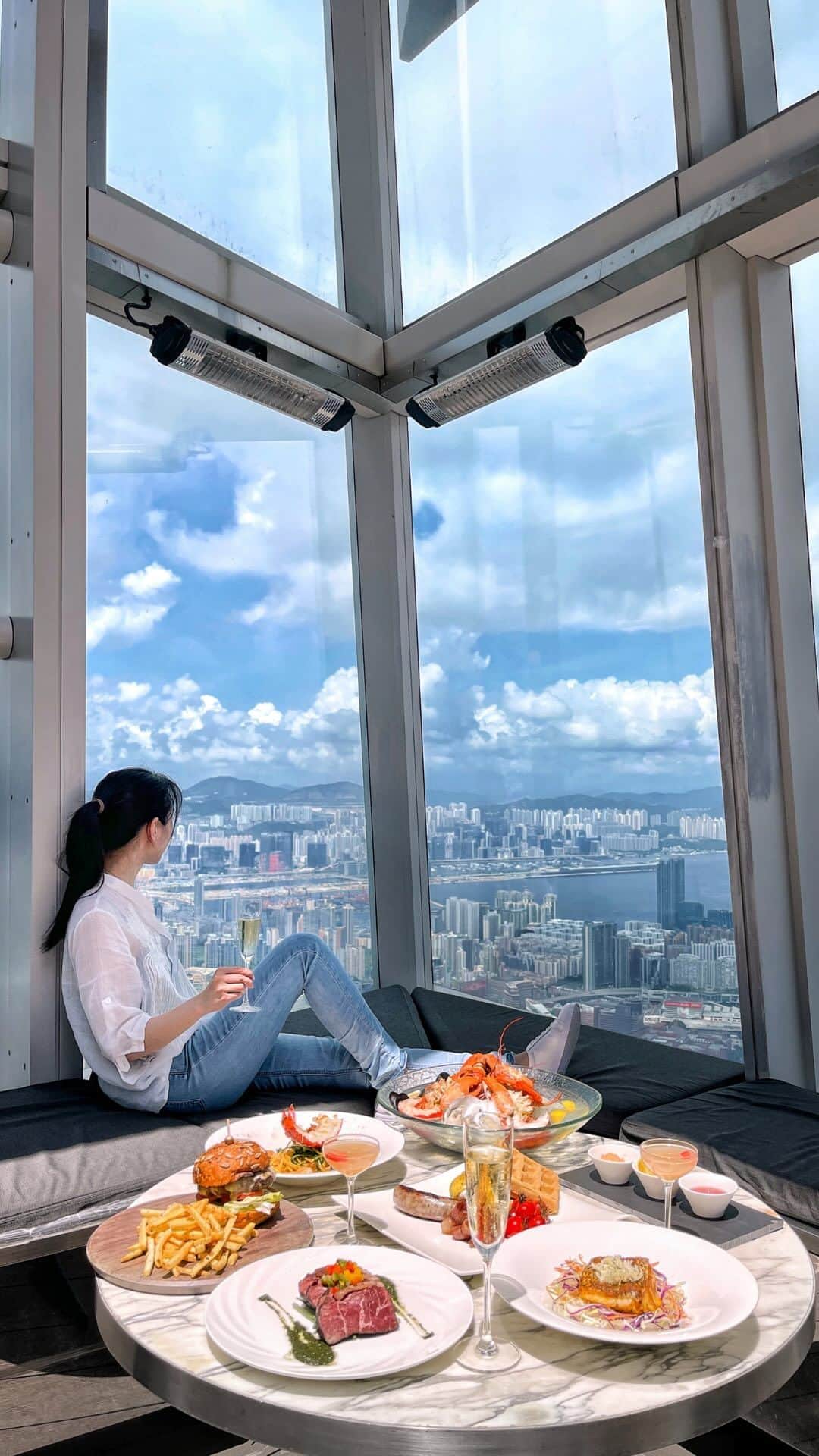 のインスタグラム：「Wine and dine🍷 on the rooftop is always a pleasurable experience - especially in a city best known for sensational skyscrapers and views.🌇Cheers to a great weekend ahead!🥂  置身百層樓頂高空、俯瞰沿海日落景緻🌇、細嚐世界級美饌🍷⋯ 就等你嚟香港，用五感體驗不一樣嘅rooftop極致氛圍，cheers! 🥂  📍@skyeparklane 📍@ozonehongkong 📍@sunsetgrill.hk   #RooftopExperience #HelloHongKong #DiscoverHongKong   🌇🥂🌇🥂🌇🥂🌇🥂🌇🥂🌇🥂🌇🥂🌇🥂🌇🥂 Hong Kong welcomes you✈️! Now travellers can get ‘Hong Kong Goodies’ 🛍️vouchers including one FREE welcome drink🍸 in the hottest bars! Check out the details here: bit.ly/HelloHKgoodiesEN. Hope to see you all soon! 香港歡迎你✈️！而家遊客仲可以享用「香港有禮🛍️」消費優惠券，去得獎酒吧免費飲返杯🍸🍹！詳情請留意 bit.ly/HelloHKgoodiesTC」