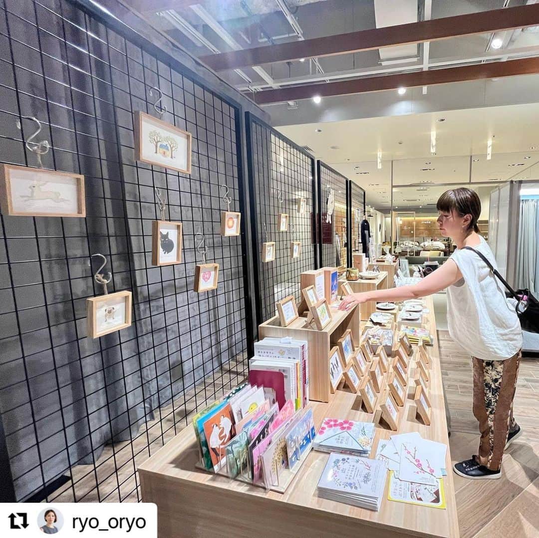 津久井智子のインスタグラム：「#Repost @ryo_oryo with @use.repost ・・・ 渋谷のスクランブルスクエア9Fで　@tomokotsukui ちゃんも参加している熱海のアーティストさんたちの展示をしていますよー。馬油もお洋服もありますよ。 24日まで。 お近くの方はお立ち寄りくださいな。 #百花繚乱熱海より」