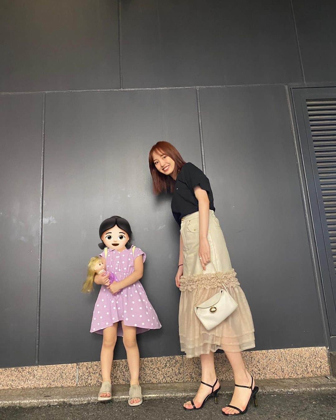 飯窪春菜のインスタグラム：「❤️🤍  姪っ子と2人しておすまし☺️笑 @crayme_official の可愛いスカート、半年眠らせてようやく履きました🫶🏻 可愛いしゃんとしたスカート。 着ている間はいつも以上に姿勢もしゃんとしました🥱🩵  その日の服装、身につけているものによって姿勢も歩き方もだいぶ違う！ 大体パーカーでゆるーーーく過ごしているので、たまにしゃんとする日も必要ですね😌🌸笑」