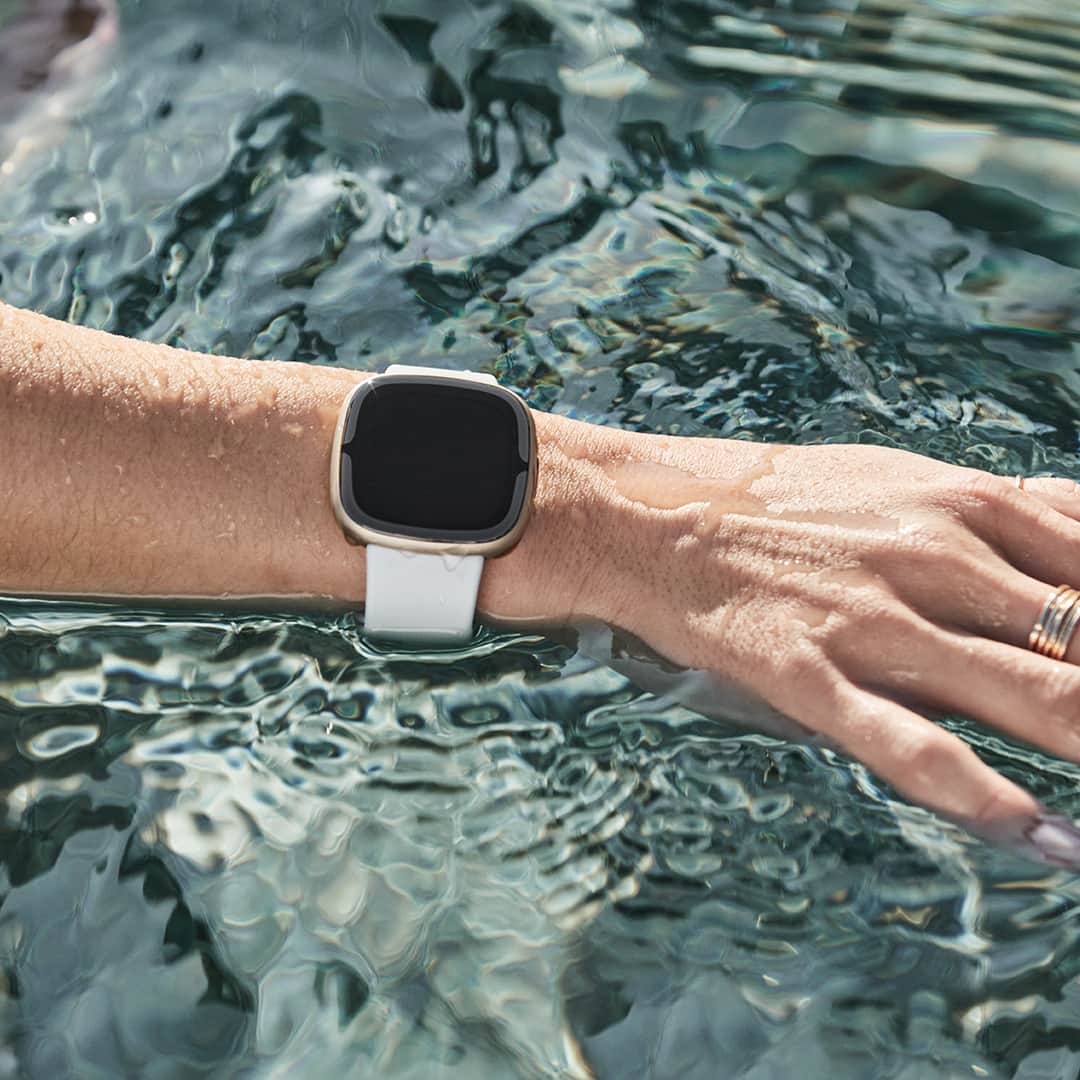 のインスタグラム：「そろそろ夏が待ち遠しいころ❓🤔 #FitbitSense2 は水深50mまでの耐水仕様だからプールでもへっちゃら🏊‍♀️ どんなときでも、Fitbit とご一緒に。」