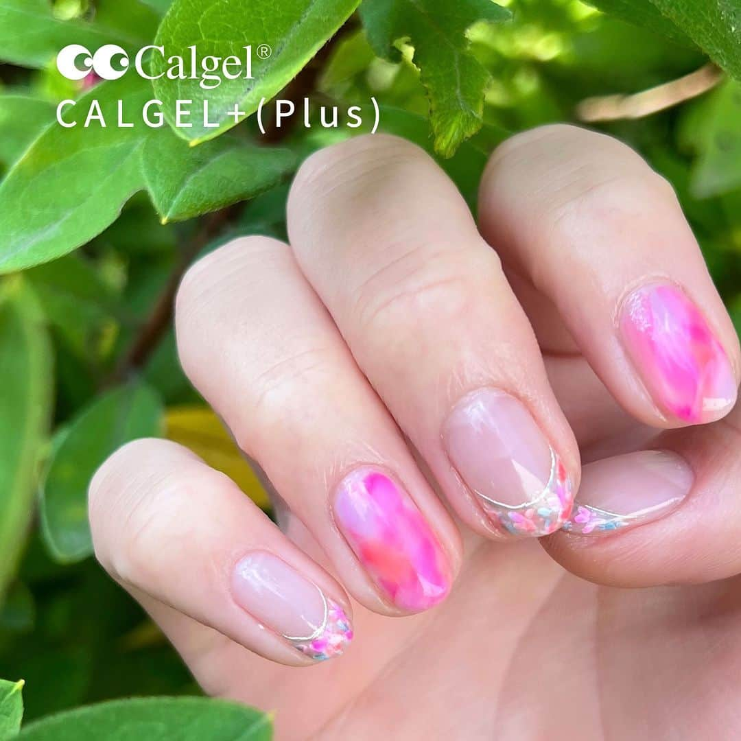 Calgelさんのインスタグラム写真 - (CalgelInstagram)「🆕 CALGEL+(Plus) Limited Neon Collection  イベントでも大好評だったネオンカラー オレンジ、ピンク、マゼンタの3色すべてを使用した 夏にオススメのデザイン✨  4月に発売された「アート ゴールド プレミアム」も使用し ネオンだけど大人っぽいフレンチに💁  #カルジェル #Calgel #コスメティックカルジェル #カルジェル地爪スコア #Calgelist #カルジェリスト #爪にやさしい #オフがしやすい #ジェルストレスフリー #つけ心地最強 #美爪育成 #地爪ケアジェル #カルジェルプラス #フレンチネイル #ネオンカラー #ヌーディカラー #夏カラー #夏ネイル #上品ネイル #シンプルネイル #ミラーネイル #大人ネイル #ネイルアート #nails #칼젤 #네일 #美甲 #ongles #ногти」5月19日 21時00分 - calgel_japan