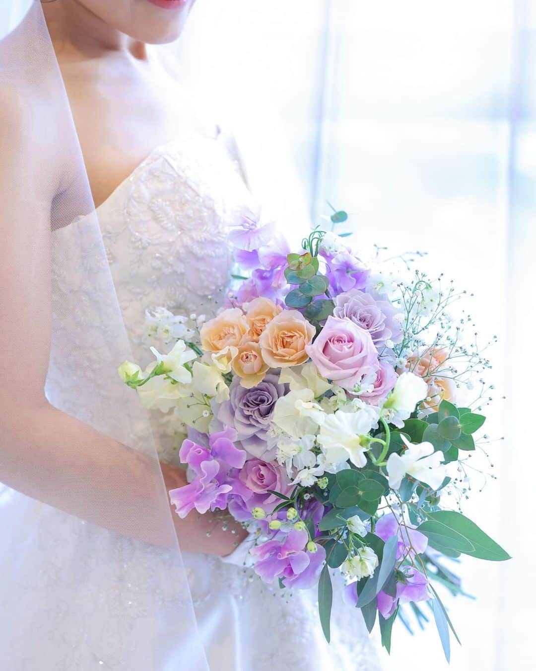 TAKE and GIVE NEEDS(T&G公式) さんのインスタグラム写真 - (TAKE and GIVE NEEDS(T&G公式) Instagram)「． 上品な印象のラベンダーカラーの花を中心にしたクラッチブーケ。春の季節には必ずお勧めしたい香り豊かなスイートピーを２種使用しています。  #tg花嫁 #wedding #ウェディング #結婚式 #プレ花嫁 #卒花 #卒花嫁レポ #アーフェリーク白金 #ウェディングブーケ #ブーケ #ウェディング準備 #花束 #ウェディング小物」5月19日 21時12分 - takeandgiveneeds_official