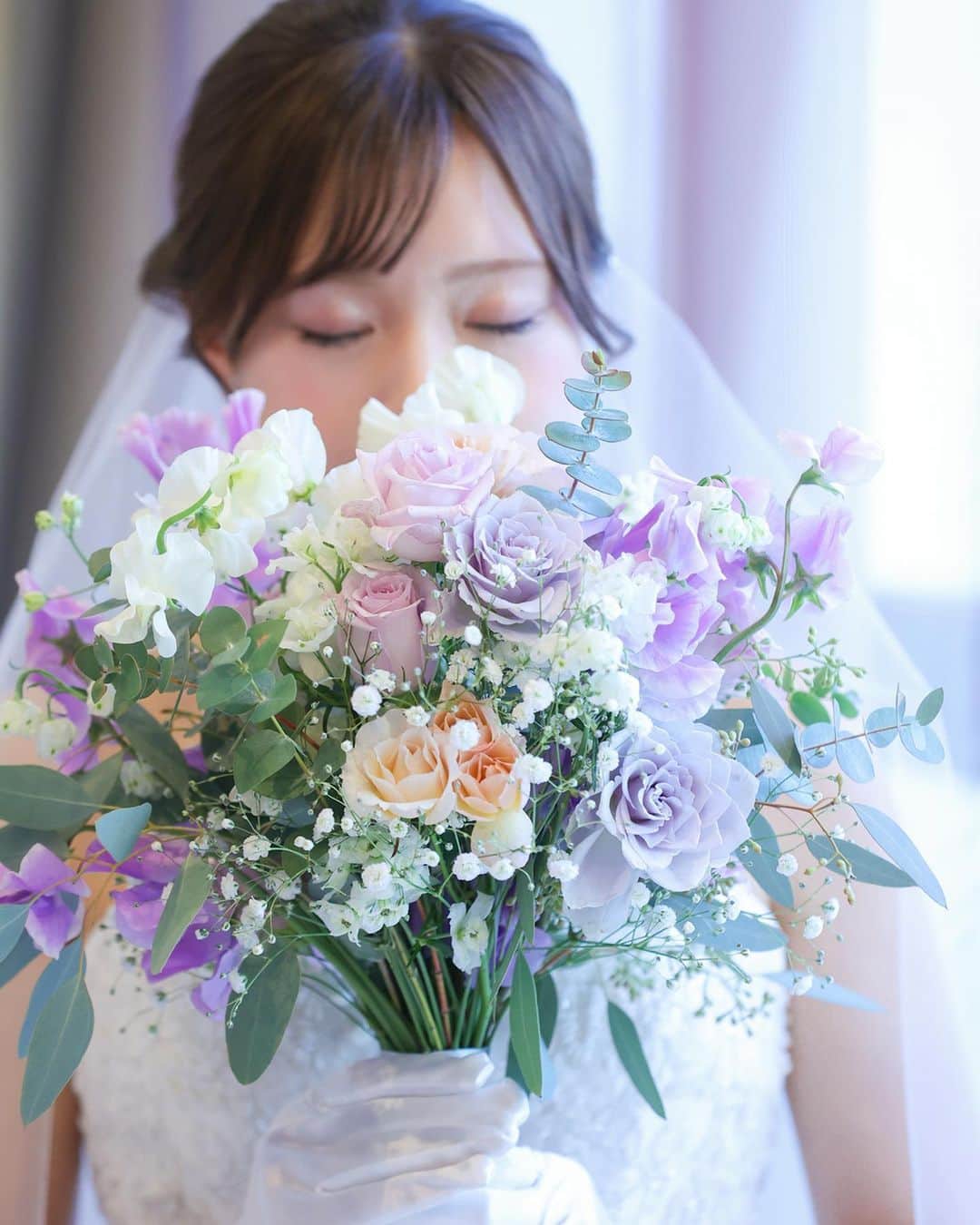 TAKE and GIVE NEEDS(T&G公式) さんのインスタグラム写真 - (TAKE and GIVE NEEDS(T&G公式) Instagram)「． 上品な印象のラベンダーカラーの花を中心にしたクラッチブーケ。春の季節には必ずお勧めしたい香り豊かなスイートピーを２種使用しています。  #tg花嫁 #wedding #ウェディング #結婚式 #プレ花嫁 #卒花 #卒花嫁レポ #アーフェリーク白金 #ウェディングブーケ #ブーケ #ウェディング準備 #花束 #ウェディング小物」5月19日 21時12分 - takeandgiveneeds_official