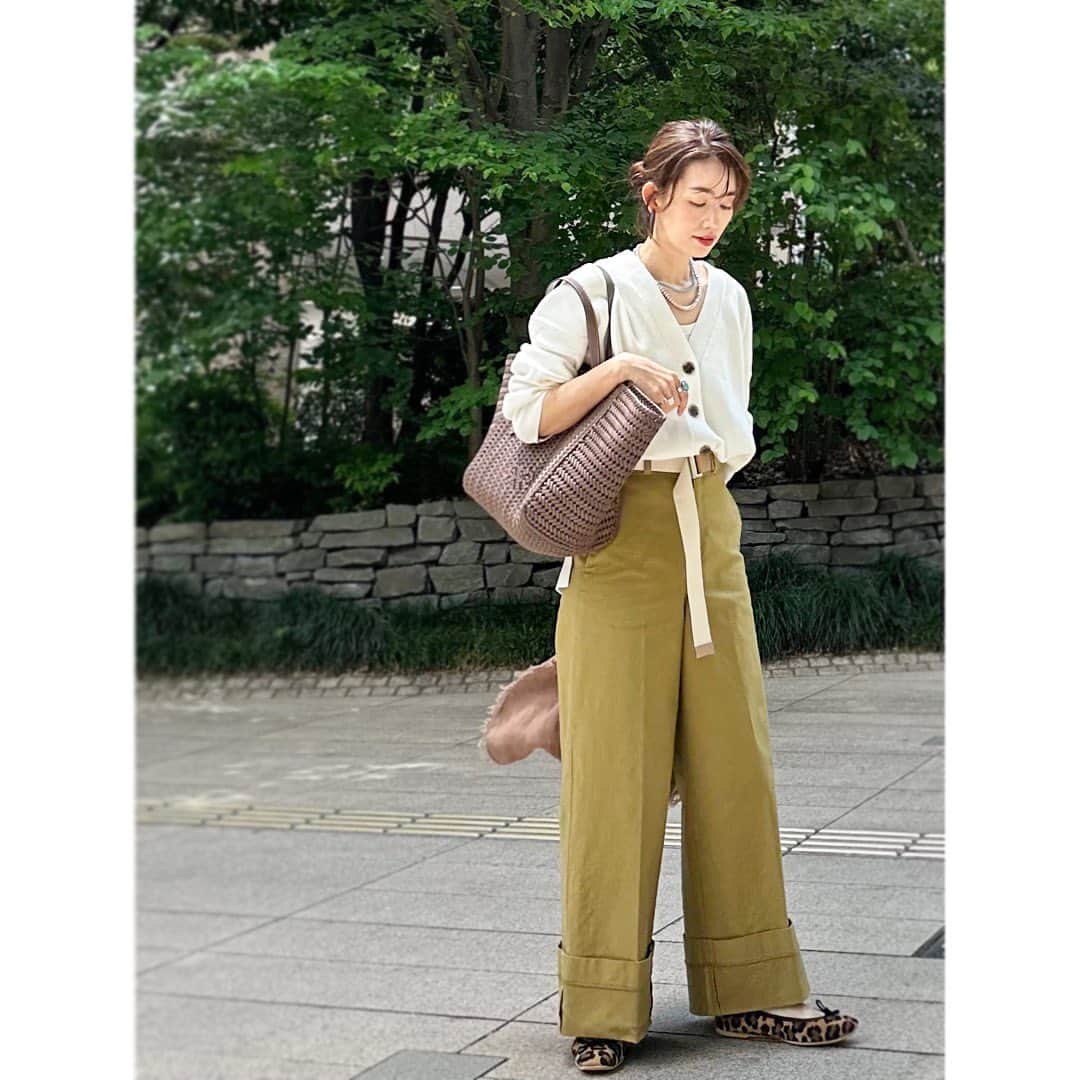 のインスタグラム：「* * 暑かったり 肌寒かったり😩 * ストールとか 日傘とか 折り畳み傘とか 日焼け止めとか UVカット眼鏡とか いろいろ持ちすぎて いつも荷物が多い…😅 * #stunninglure #adametrope #asaucemeler  #anyahindmarch #kuruntokyo #アメブロ更新しました」