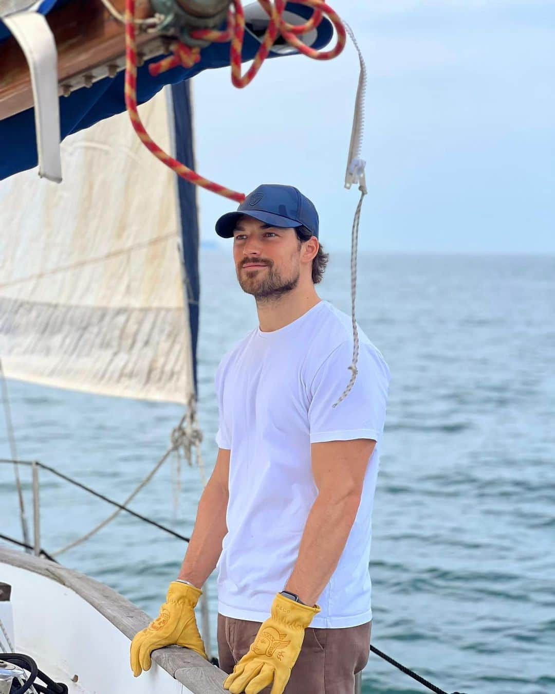 ジャコモ・ジャンニオッティさんのインスタグラム写真 - (ジャコモ・ジャンニオッティInstagram)「Happy Place,   On the ocean, on a boat, wind in the sails.  Doing some trial sails for my role on my upcoming limited series for @netflixit called #inganno   Il mio posto felice,   Barca vela, sul mare, con vento nelle vele.   Un po di prove a mare per la nuova serie che sto girando per @netflixit  che si chiama #inganno   Grazie a @robertinolauro e il suo team per l’ospitalità.   🧤: @pandco  🧢: @nobis」5月19日 21時06分 - giacomo_gianniotti