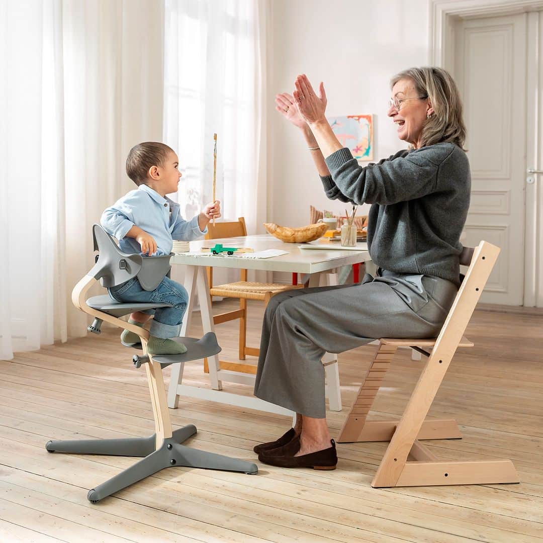 Stokke Japanさんのインスタグラム写真 - (Stokke JapanInstagram)「【新製品】子どもの自由な動きをサポートするイス「ストッケ ノミ」新登場！ ストッケは1972年に「トリップ トラップ」を発売して以来50年以上の間、小さな子どもでもその子の成長や発達に合わせた「居場所」としてその子のための椅子を提供し、家族が一緒に食卓を囲むことができるように取り組んできました。  子どもをひとりの人間として尊重するとともに、親子の距離を近づけることで家族の絆が深まり、子どもはその絆のもとに自立してより良い未来へと向かっていくと信じているからです。  その信念のもと、2023年7月5日よりストッケから新しいハイチェア「ストッケ ノミ」が発売になります。  ストッケ ノミはトリップ トラップ同様、生まれた時から大きくなるまでずっと使い続けることができるイスです。調整に工具が要らないシームレスな設計と、人間工学に基づいたデザインにより、年齢を問わず快適な座り心地をご提供します。  ストッケ ノミは、お子さまが座りながらも自由に動くことができるよう、さまざまな"座る姿勢"をサポート。 お子さま自身が本能的に座りやすいと感じる理想のポジションを見つけられるよう自然な動きを促します。  またアクティブに動くお子さまにも安心してお使いいただけるよう、椅子の転倒を防止するための機能もついています。  発売までの間、本アカウントで少しずつご紹介していきますのでどうぞお楽しみに！  #ストッケ #ストッケノミ #ベビーチェア #ハイチェア #離乳食準備 #離乳食準備品 #離乳食準備グッズ #新製品 #北欧の子育て #北欧インテリア #北欧インテリア好き #新生児対応 #新生児用シート #出産準備品 #ずっと使える #トリップトラップ #他にはないデザイン」5月19日 21時07分 - stokkejapan