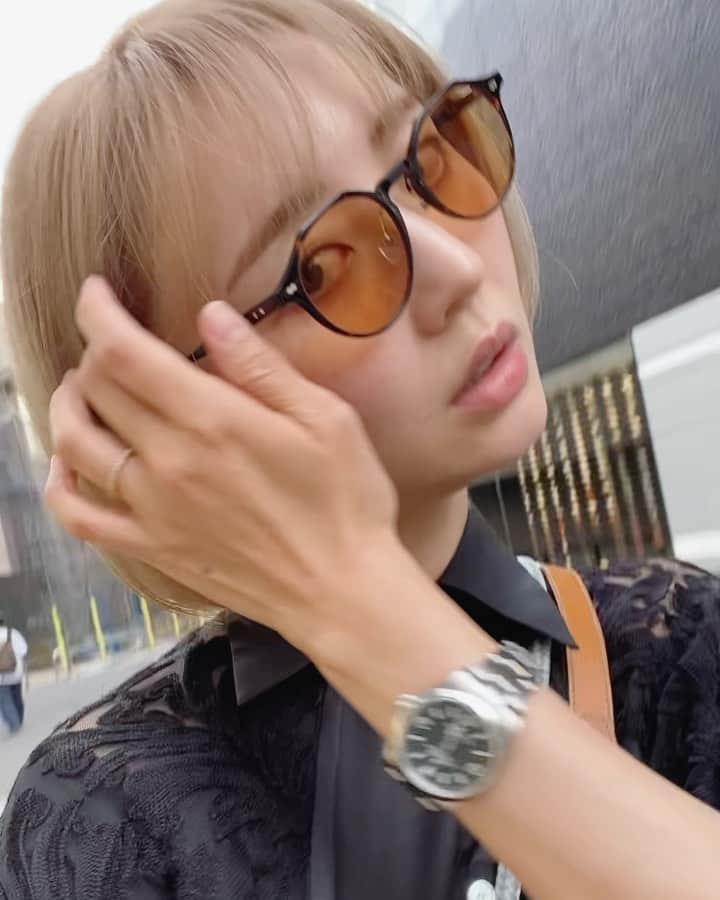おのののかのインスタグラム：「👩‍🦳 ずーっとずーっとしてみたかった ハイトーンショート🥺💛  金髪に近いベージュで、 絶妙に品があって おしゃれな感じ、 そして痛みはなるべく少なく、、  という無茶なお願いを叶えてくれるのが @eclat_yusuketokita さまさま🙏✨  もう11年の付き合いになると、 全体ブリーチめんどくせーめんどくせーと 言いながらもめーちゃくちゃ丁寧な仕事をして 完璧に仕上げてくれるのでした。笑笑  この明るさでブリーチ１回という凄技です🥹💛  ほんと いつもありがとっきー🫶」