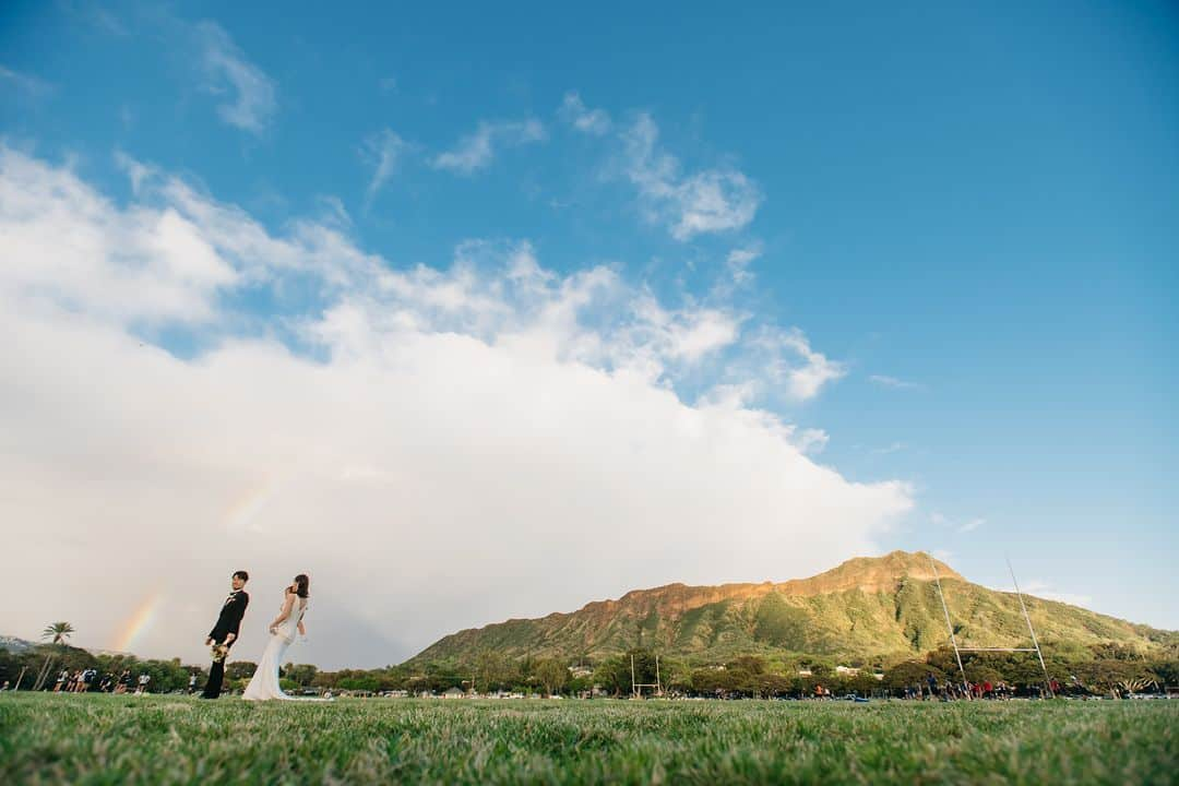 The Terrace By The Seaさんのインスタグラム写真 - (The Terrace By The SeaInstagram)「@the_terrace_by_the_sea Hawaii Wedding情報はこちら𓂃𓈒𓏸  ---------  空の色の移り変わりが美しいハワイのマジックアワー𓈒𓏸  時が経っても永遠に色あせない思い出になる一枚を𓍯  ----------  = produce = モチーフ @motif_resort   = photo = Ken @sakaken @laviefactoryhawaii  = make = Yukari @yukariogaya   --------------------  【Good News】アメリカ入国時のワクチン証明、5/11に廃止！ESTA申請のみでハワイ渡航可能になりました◎  ハワイのザ・テラス バイ・ザ・シーにて 挙式を検討されていらっしゃる方におすすめ✯  《30組限定　FIRST SUMMER PLAN 最大25.2万円OFF！ 》  挙式に必要な基本挙式、ドレス＆タキシード、新婦様ヘアメイク、アルバムがセットになったお得プラン、通常価格¥667,000→¥467,000にてご案内中！ パーティ4名以上お申し込みで、Grace of Aloha 2名様分(¥52,000相当)プレゼント！  プロフィール欄のURLより、ウエディングの相談ご予約が可能です。 小さい疑問や質問にもお答えいたしますので、お気軽にお問い合わせくださいませ🌺  ザ・テラス バイ・ザ・シーでは、健康と安全を最優先に配慮し、安心してハワイでの時間を楽しんでいただいております𓆉  #テラスバイザシー #TheTerraceByTheSea #TAKAMIBRIDAL #タカミブライダル #MotifRESORT #テラス花嫁 #モチーフ花嫁 #リゾートウェディング #リゾート婚 #ハワイ挙式  #マジックアワー  #ロケーションフォトウェディング  #パパママ婚  #カピオラニ公園」5月19日 21時10分 - the_terrace_by_the_sea