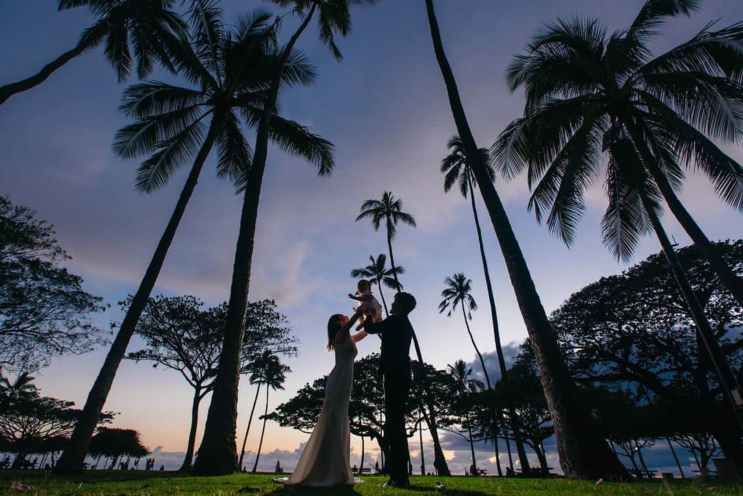 The Terrace By The Seaのインスタグラム：「@the_terrace_by_the_sea Hawaii Wedding情報はこちら𓂃𓈒𓏸  ---------  空の色の移り変わりが美しいハワイのマジックアワー𓈒𓏸  時が経っても永遠に色あせない思い出になる一枚を𓍯  ----------  = produce = モチーフ @motif_resort   = photo = Ken @sakaken @laviefactoryhawaii  = make = Yukari @yukariogaya   --------------------  【Good News】アメリカ入国時のワクチン証明、5/11に廃止！ESTA申請のみでハワイ渡航可能になりました◎  ハワイのザ・テラス バイ・ザ・シーにて 挙式を検討されていらっしゃる方におすすめ✯  《30組限定　FIRST SUMMER PLAN 最大25.2万円OFF！ 》  挙式に必要な基本挙式、ドレス＆タキシード、新婦様ヘアメイク、アルバムがセットになったお得プラン、通常価格¥667,000→¥467,000にてご案内中！ パーティ4名以上お申し込みで、Grace of Aloha 2名様分(¥52,000相当)プレゼント！  プロフィール欄のURLより、ウエディングの相談ご予約が可能です。 小さい疑問や質問にもお答えいたしますので、お気軽にお問い合わせくださいませ🌺  ザ・テラス バイ・ザ・シーでは、健康と安全を最優先に配慮し、安心してハワイでの時間を楽しんでいただいております𓆉  #テラスバイザシー #TheTerraceByTheSea #TAKAMIBRIDAL #タカミブライダル #MotifRESORT #テラス花嫁 #モチーフ花嫁 #リゾートウェディング #リゾート婚 #ハワイ挙式  #マジックアワー  #ロケーションフォトウェディング  #パパママ婚  #カピオラニ公園」