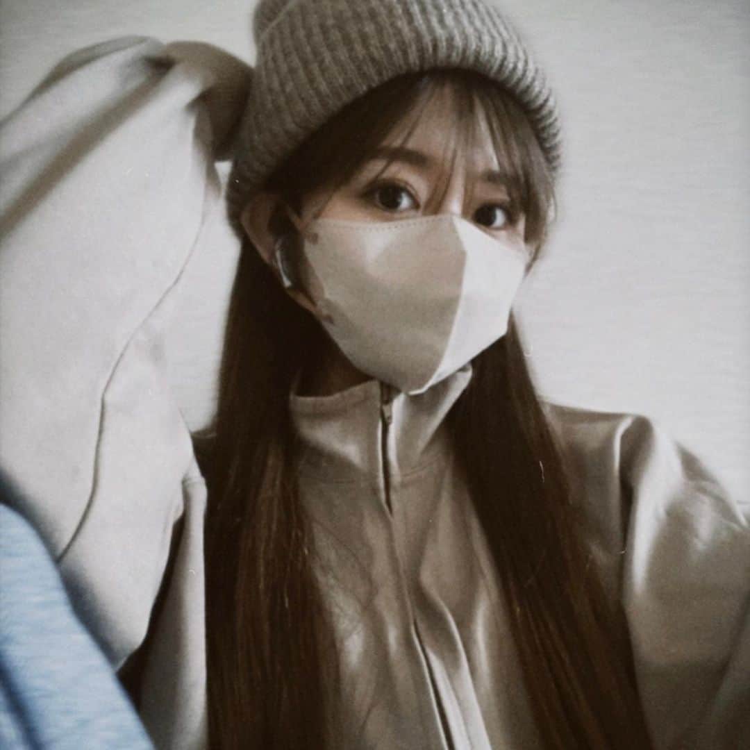 のインスタグラム：「. . 今日さむかったね🌧️ . . #人生で1番髪ながい」