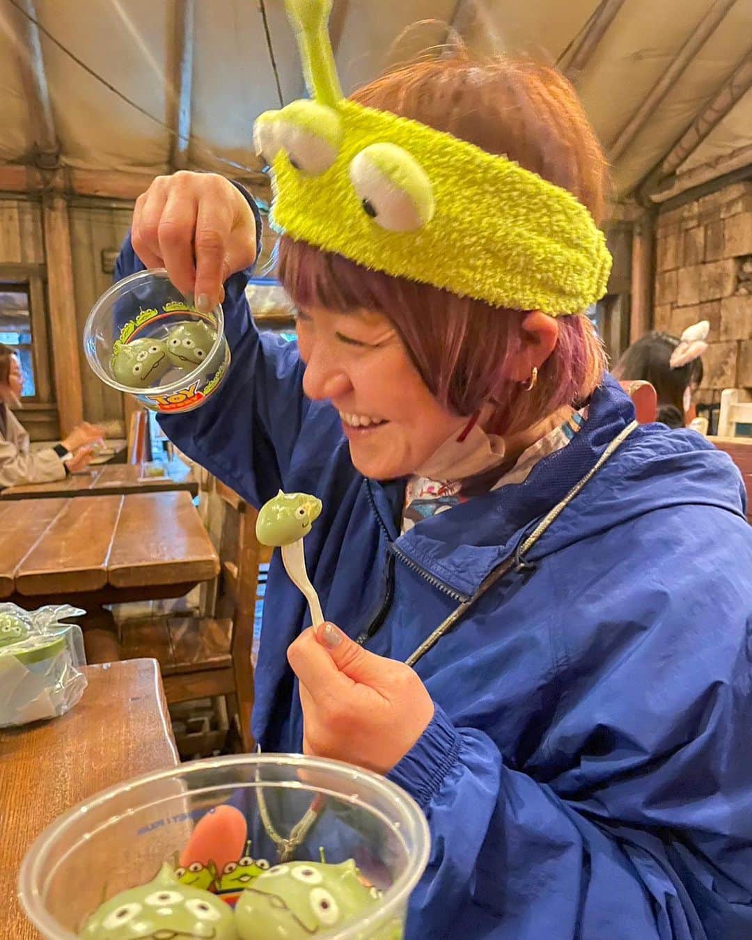 和田美枝のインスタグラム：「ミドリを被り、ミドリを食す🟢👽  #念願の #リトルグリーンまん #トイストーリー #リトルグリーンメン #ディズニー」