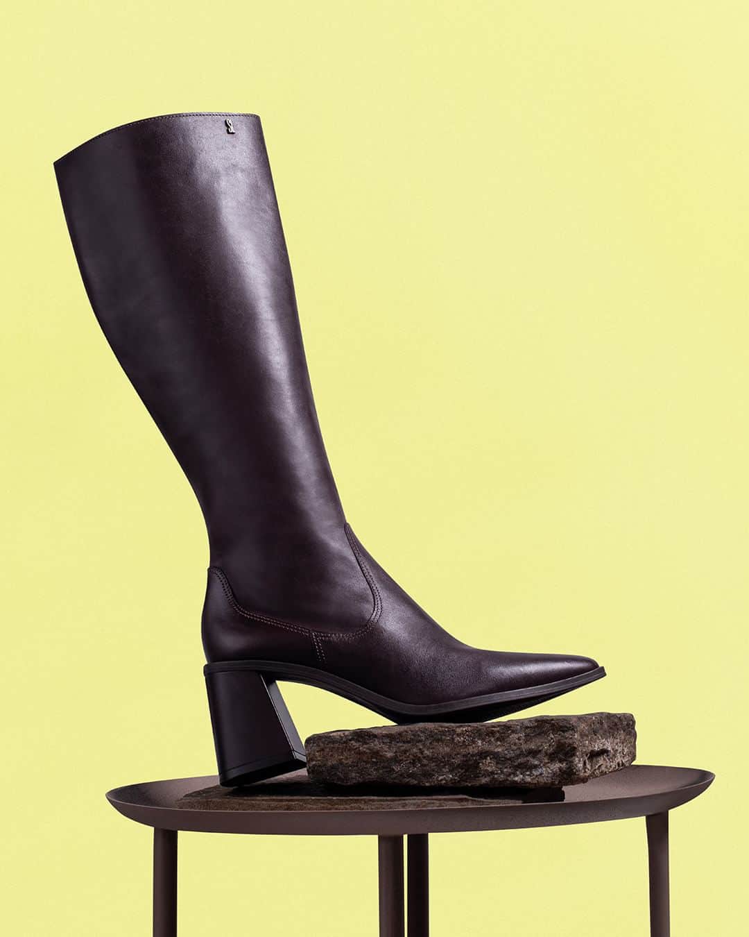Santa Lollaのインスタグラム：「As icônicas botas de salto invertido são as protagonistas da vez. Qual é o seu modelo preferido, cano curto ou cano longo? [ Bota Cano Longo: R$599,90 I Bota Cano Curto: R$349,90 ] #santalolla #santalollainv23 #SLboots #boots」