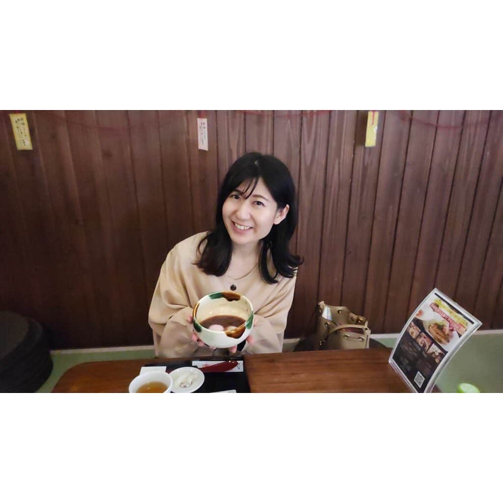 北口麻奈さんのインスタグラム写真 - (北口麻奈Instagram)「バースデー旅行に行ってきました✈️ 一度は行ってみたかった出雲大社へ🐇 大阪は雨だったので、お天気が心配でしたが出雲はこの天気☀️ さらに大祭礼という祭典がとりおこなわれる日でした✨ 通常2礼4拍手1礼のところ、大祭礼中は2礼8拍手1礼なのだとか😳 境内をすすむと、まずは大国主幸魂奇魂像に出会いました。 あまりの大きさに驚きながらも、先は進み、しっかりと参拝🙏 そういえば有名な注連縄はどこにあったのだろう❓と迷っていると…神楽殿にありました☺️ あやうく神楽殿を見つけられずに離れるところでした。 . 途中休憩はご縁横丁のおぜんざい🍵 ぜんざいは出雲発祥で、神在(じんざい)からきているそうです😮 参拝の続きは稲佐の浜へ🌊 神様が上陸するのが、この浜なのだとか‼️ 波の音を聴きながら、透き通った海水をみて、なんともいえない幸せ気分になりました☺️ #出雲大社 #稲佐の浜 #大国主幸魂奇魂像 #神社参拝 #ご縁横丁 #ご縁横丁ぜんざい餅 #堀江薬局のハーブティー」5月19日 21時17分 - asana_kitaguchi