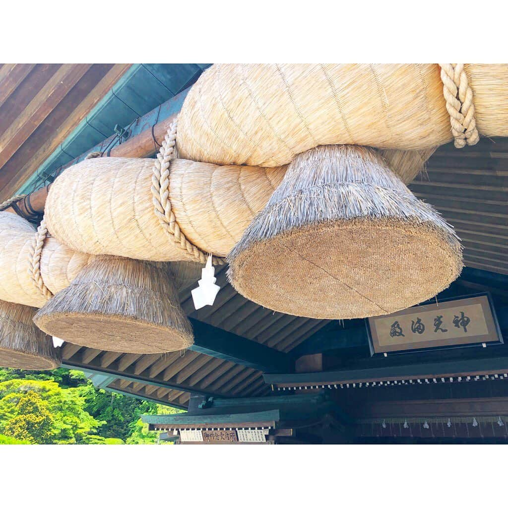 北口麻奈さんのインスタグラム写真 - (北口麻奈Instagram)「バースデー旅行に行ってきました✈️ 一度は行ってみたかった出雲大社へ🐇 大阪は雨だったので、お天気が心配でしたが出雲はこの天気☀️ さらに大祭礼という祭典がとりおこなわれる日でした✨ 通常2礼4拍手1礼のところ、大祭礼中は2礼8拍手1礼なのだとか😳 境内をすすむと、まずは大国主幸魂奇魂像に出会いました。 あまりの大きさに驚きながらも、先は進み、しっかりと参拝🙏 そういえば有名な注連縄はどこにあったのだろう❓と迷っていると…神楽殿にありました☺️ あやうく神楽殿を見つけられずに離れるところでした。 . 途中休憩はご縁横丁のおぜんざい🍵 ぜんざいは出雲発祥で、神在(じんざい)からきているそうです😮 参拝の続きは稲佐の浜へ🌊 神様が上陸するのが、この浜なのだとか‼️ 波の音を聴きながら、透き通った海水をみて、なんともいえない幸せ気分になりました☺️ #出雲大社 #稲佐の浜 #大国主幸魂奇魂像 #神社参拝 #ご縁横丁 #ご縁横丁ぜんざい餅 #堀江薬局のハーブティー」5月19日 21時17分 - asana_kitaguchi