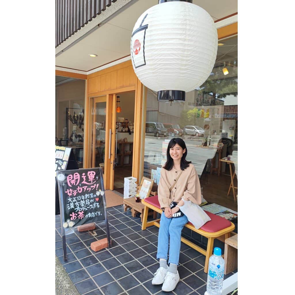 北口麻奈さんのインスタグラム写真 - (北口麻奈Instagram)「バースデー旅行に行ってきました✈️ 一度は行ってみたかった出雲大社へ🐇 大阪は雨だったので、お天気が心配でしたが出雲はこの天気☀️ さらに大祭礼という祭典がとりおこなわれる日でした✨ 通常2礼4拍手1礼のところ、大祭礼中は2礼8拍手1礼なのだとか😳 境内をすすむと、まずは大国主幸魂奇魂像に出会いました。 あまりの大きさに驚きながらも、先は進み、しっかりと参拝🙏 そういえば有名な注連縄はどこにあったのだろう❓と迷っていると…神楽殿にありました☺️ あやうく神楽殿を見つけられずに離れるところでした。 . 途中休憩はご縁横丁のおぜんざい🍵 ぜんざいは出雲発祥で、神在(じんざい)からきているそうです😮 参拝の続きは稲佐の浜へ🌊 神様が上陸するのが、この浜なのだとか‼️ 波の音を聴きながら、透き通った海水をみて、なんともいえない幸せ気分になりました☺️ #出雲大社 #稲佐の浜 #大国主幸魂奇魂像 #神社参拝 #ご縁横丁 #ご縁横丁ぜんざい餅 #堀江薬局のハーブティー」5月19日 21時17分 - asana_kitaguchi