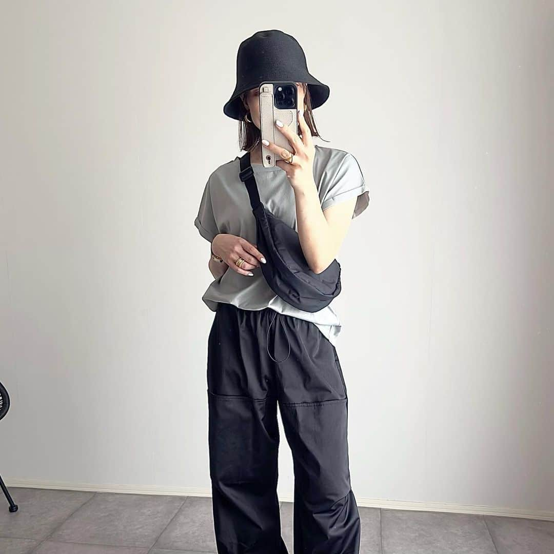 makoさんのインスタグラム写真 - (makoInstagram)「2023.5.19  今シーズン、インナーに取り入れたかったアメスリ♡  UNIQLOのは入ってるカップも形が綺麗だから、1着で着ても綺麗なシルエットに👌🏻✨  と言っても私は1枚で着る勇気はきっと出ないから パリッとしたオーバーサイズシャツやリネンシャツ、カーディガンのインナー専用🥹  普通のタンクトップやキャミソールとは違った、首元の絶妙な詰まり具合や肩のチラ見え具合が今年らしい雰囲気になるんです♡  マメクロのシアークルーネックTは、去年ブラックを買ってめちゃくちゃ使えたので今年はオフホワイトを追加🤍  骨格ナチュラルはこの手のをピッタリサイズで着ると逞しさ全開になってしまうのと、今季のは去年のより気持ちタイトめ、首詰まり小さめみたいなので 今回は普段の2サイズUP👌🏻  だけどさすがUNIQLOさん。 ほんのりAラインの袖や女性らしく見えるウエストライン、アウトしても着映えするラウンドヘム。  似合わないアイテムのはずなのに着るだけで着痩せして見える優秀さでした🥹✨  しかも伸縮性がすごくて肌触り滑らかで、去年よりさらに着心地UP🥚˒˒  一つ前の投稿でも着てるけど、サロペットのインナーにも活躍するし重宝しそう☺️  人気のバケットハットは滑らかなニット素材で形も綺麗でした👏🏻👏🏻  @uniqlo_jp @uniqlo_with #uniqlo#uniqlo購入品#ユニクロ#ユニクロ購入品#ユニクロコーデ#アメリカンスリーブブラタンクトップ#マメクロゴウチ#シアークルーネックtシャツ#uvカットニットバケットハット#タックワイドパンツ」5月19日 21時29分 - _____ma.k.o