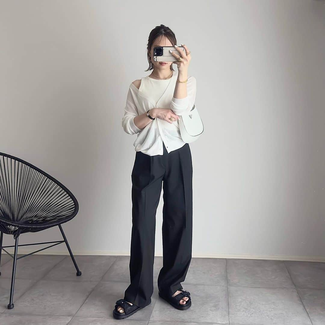 makoさんのインスタグラム写真 - (makoInstagram)「2023.5.19  今シーズン、インナーに取り入れたかったアメスリ♡  UNIQLOのは入ってるカップも形が綺麗だから、1着で着ても綺麗なシルエットに👌🏻✨  と言っても私は1枚で着る勇気はきっと出ないから パリッとしたオーバーサイズシャツやリネンシャツ、カーディガンのインナー専用🥹  普通のタンクトップやキャミソールとは違った、首元の絶妙な詰まり具合や肩のチラ見え具合が今年らしい雰囲気になるんです♡  マメクロのシアークルーネックTは、去年ブラックを買ってめちゃくちゃ使えたので今年はオフホワイトを追加🤍  骨格ナチュラルはこの手のをピッタリサイズで着ると逞しさ全開になってしまうのと、今季のは去年のより気持ちタイトめ、首詰まり小さめみたいなので 今回は普段の2サイズUP👌🏻  だけどさすがUNIQLOさん。 ほんのりAラインの袖や女性らしく見えるウエストライン、アウトしても着映えするラウンドヘム。  似合わないアイテムのはずなのに着るだけで着痩せして見える優秀さでした🥹✨  しかも伸縮性がすごくて肌触り滑らかで、去年よりさらに着心地UP🥚˒˒  一つ前の投稿でも着てるけど、サロペットのインナーにも活躍するし重宝しそう☺️  人気のバケットハットは滑らかなニット素材で形も綺麗でした👏🏻👏🏻  @uniqlo_jp @uniqlo_with #uniqlo#uniqlo購入品#ユニクロ#ユニクロ購入品#ユニクロコーデ#アメリカンスリーブブラタンクトップ#マメクロゴウチ#シアークルーネックtシャツ#uvカットニットバケットハット#タックワイドパンツ」5月19日 21時29分 - _____ma.k.o