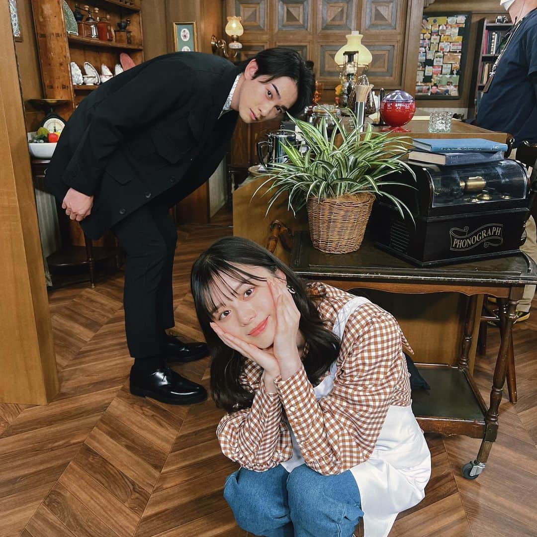 紺野彩夏のインスタグラム：「お知らせ遅くなってしまいました、！ 本日、23:15〜 漫画家イエナガの複雑社会を超定義 放送です！ 今回は地政学的リスク🤔🤔 イエナガさんがひょっこり登場してくださいました、、、！ ぜひご覧ください〜☺︎」
