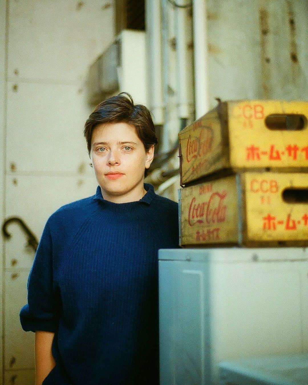 枝優花のインスタグラム：「来週公開の映画『after sun』のシャーロット・ウェルズ監督を撮影しました。  この作品が私は本当に好きだったので、実際に監督とお話ができてとても嬉しかったです。  父と娘のひと夏の時間。限られた2人の時間を追っていたら、いつのまにか自分の幼少期にどんどんと記憶が絡まり、幸せなのに胸が張り裂けそうで、本当に不思議な映画でした。  そしてどうしてそんな感情になったのか、ショットや構成について伺い、なるほどな〜と腹落ちする回答。そちらは記事にて読めますのでぜひ。  @houyhnhnm_official」