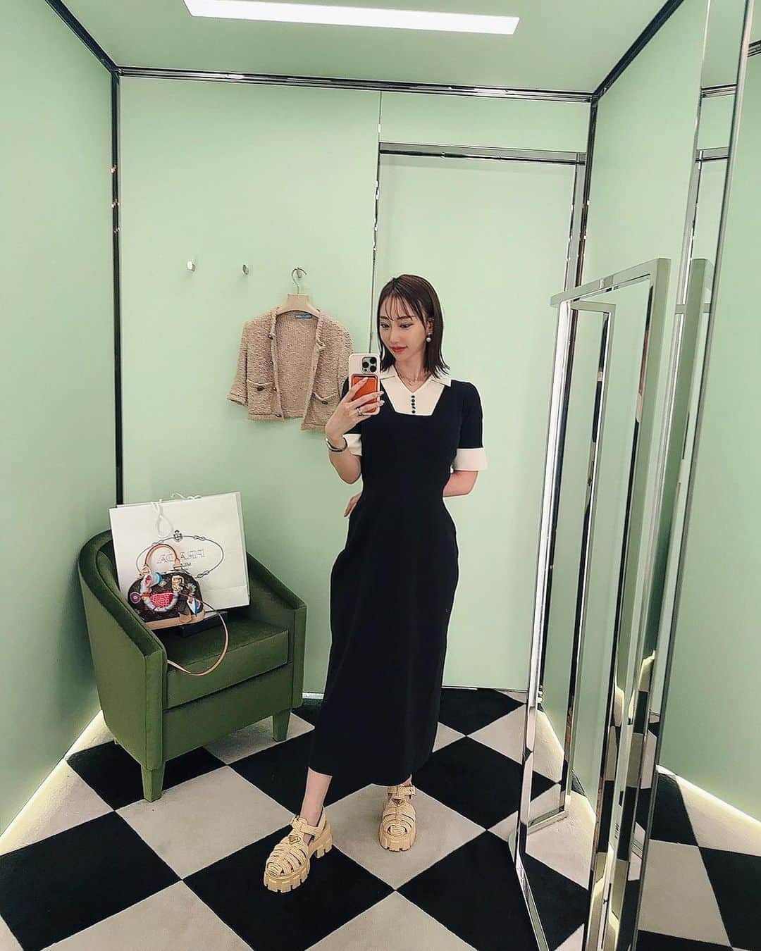 秋倉諒子のインスタグラム：「🩶💚 ワンピースお気に入り♡ 一枚でサラッと着れるのにきっちり感もすき！ PRADAたん可愛くて💸🥹  onepiece @andemiu_official  jacket&shoes @prada」