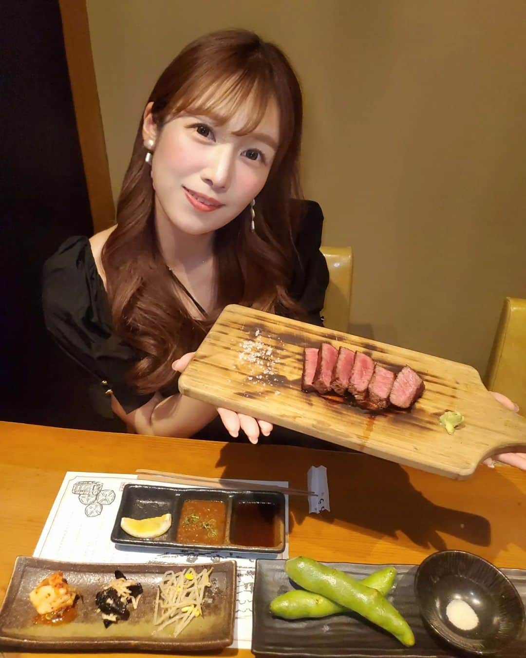 泉田文佳さんのインスタグラム写真 - (泉田文佳Instagram)「୨୧*。 こないだお母さんと焼き肉を食べに😋🌙 お店は、中央通りの朝日会館スグのとこにある、 炭火焼肉ごろう流川店さん🐮 @goro_nagarekawa  初めて行ったけども、ここのコースかなり良かった⭐！ 月替わりの“ごろうコース(税込8,000円)”にしたんですが、 まず最初に肉寿司が登場しまして、 ここで一気に胃袋ノックアウトされるパティーンです←  そこからの流れが、 まるで舞台を見てるかのようなストーリー性があって←、 お肉も軽めなコウネから分厚い特上ハラミまで盛りだくさんだし、 ちょうど良いタイミングで粋なお野菜とか登場するし、 〆の土鍋ごはんにはお肉が友情出演しておりました。。🤤笑  ぷるんっぷるんの極厚ランプ肉は、 店員さんが細かく様子を見ながら焼いてくれて、 カットして持ってきてくださいました☺️ (1枚目で嬉しげに持っているのがそれです🤎笑)  あと個人的には最後に出てきた杏仁ブリュレも、 スイーツ店を開いてほしいレベルで好きでした。笑 まろやか杏仁にパリパリあま～いキャラメリゼ、、🍯幸  おひとりでカウンターで食べてた女性もいたし、 私たちのように個室だと接待などにもピッタリ❣️ 日本酒の種類がたくさんあったのも嬉しい～🥰  ごろう流川店では5月いっぱいまで、 インスタのフォロー＆投稿にいいねで 5,000円分のお食事券が当たるキャンペーンも 実施中だそうなので、是非参加してみてください～⭐！ コチラから➡ @goro_nagarekawa  📍広島県広島市中区新天地1-26 三村ビル  #広島#広島グルメ#広島焼肉#広島焼肉オススメ#広島ディナー#焼肉#炭火#炭火焼肉#和牛#広島和牛#和牛焼肉#ごろう#流川ディナー#流川焼肉#流川グルメ#肉好きな人と繋がりたい#黒毛和牛#バレンタイン#歓送迎会#杏仁豆腐#ブリュレ#デザート#グルメ女子#広島デート#肉スタグラム」5月19日 21時28分 - izumida.ayaka0212