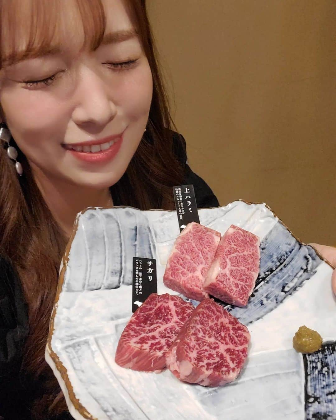 泉田文佳さんのインスタグラム写真 - (泉田文佳Instagram)「୨୧*。 こないだお母さんと焼き肉を食べに😋🌙 お店は、中央通りの朝日会館スグのとこにある、 炭火焼肉ごろう流川店さん🐮 @goro_nagarekawa  初めて行ったけども、ここのコースかなり良かった⭐！ 月替わりの“ごろうコース(税込8,000円)”にしたんですが、 まず最初に肉寿司が登場しまして、 ここで一気に胃袋ノックアウトされるパティーンです←  そこからの流れが、 まるで舞台を見てるかのようなストーリー性があって←、 お肉も軽めなコウネから分厚い特上ハラミまで盛りだくさんだし、 ちょうど良いタイミングで粋なお野菜とか登場するし、 〆の土鍋ごはんにはお肉が友情出演しておりました。。🤤笑  ぷるんっぷるんの極厚ランプ肉は、 店員さんが細かく様子を見ながら焼いてくれて、 カットして持ってきてくださいました☺️ (1枚目で嬉しげに持っているのがそれです🤎笑)  あと個人的には最後に出てきた杏仁ブリュレも、 スイーツ店を開いてほしいレベルで好きでした。笑 まろやか杏仁にパリパリあま～いキャラメリゼ、、🍯幸  おひとりでカウンターで食べてた女性もいたし、 私たちのように個室だと接待などにもピッタリ❣️ 日本酒の種類がたくさんあったのも嬉しい～🥰  ごろう流川店では5月いっぱいまで、 インスタのフォロー＆投稿にいいねで 5,000円分のお食事券が当たるキャンペーンも 実施中だそうなので、是非参加してみてください～⭐！ コチラから➡ @goro_nagarekawa  📍広島県広島市中区新天地1-26 三村ビル  #広島#広島グルメ#広島焼肉#広島焼肉オススメ#広島ディナー#焼肉#炭火#炭火焼肉#和牛#広島和牛#和牛焼肉#ごろう#流川ディナー#流川焼肉#流川グルメ#肉好きな人と繋がりたい#黒毛和牛#バレンタイン#歓送迎会#杏仁豆腐#ブリュレ#デザート#グルメ女子#広島デート#肉スタグラム」5月19日 21時28分 - izumida.ayaka0212