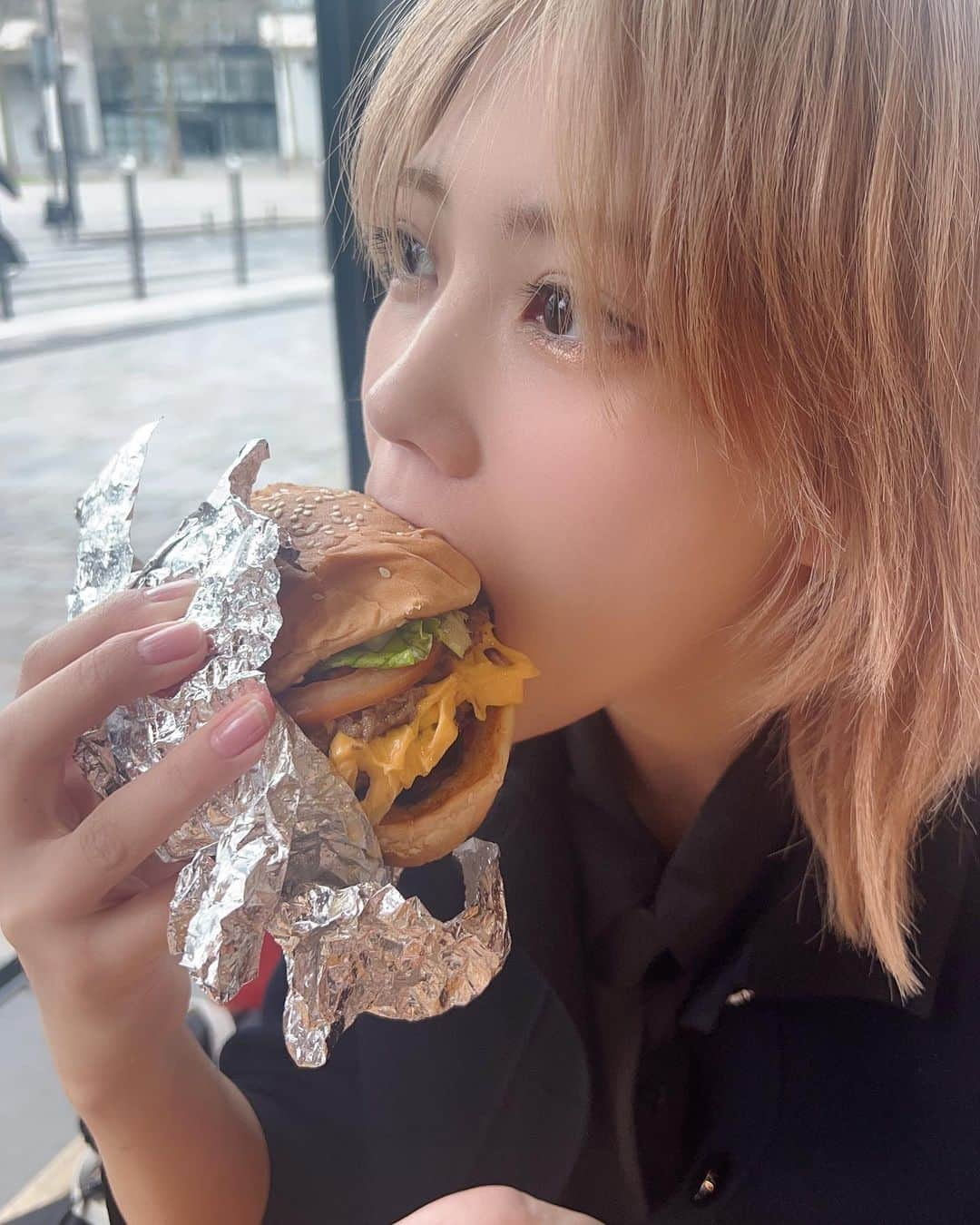 かわごさんのインスタグラム写真 - (かわごInstagram)「毎日のコーヒータイムと、たまに食べるハンバーガーが最高😆🍔 今週もお疲れ様です🌠🫡」5月19日 21時33分 - hina_kawago