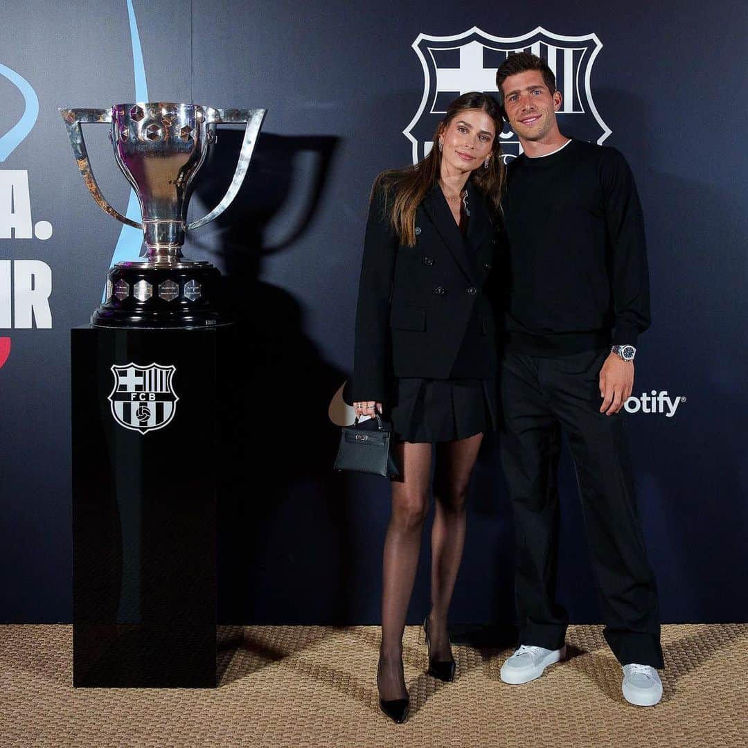 セルジ・ロベルトのインスタグラム：「Celebrating La Liga champion last night with @fcbarcelona 🏆❤️💙 so proud of you @sergiroberto」