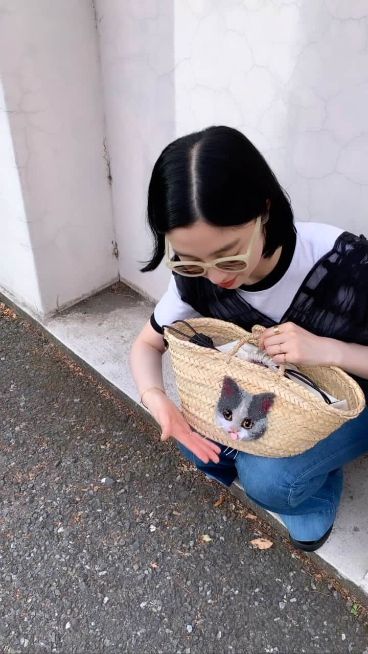 小谷実由のインスタグラム：「夏のようだった昨日は去年の @catsissue しらす籠バッグをついにデビューさせた🐟 しらすの髭が長くてかわいい、、、つい毛流れを整えてしまう🪮 tops @mamekurogouchi . Tshirts,bottoms @machupichu_shop . shoes @camper_japan . glasses @blanc_official . bag @catsissue . #おみゆ箪笥」