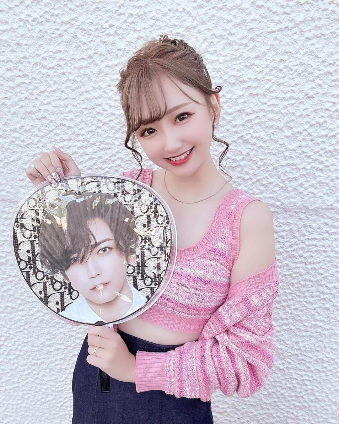 小倉里茉さんのインスタグラム写真 - (小倉里茉Instagram)「🎀 . KATｰTUN LIVE TOUR 2023 Fantasia 👠💗 0426 ❤︎ @名古屋ガイシホール . 今年はあいりと初連番✨まじでA3しか勝たんかった😿 まさかの前潰れて実質3列で死んじゃったｗｗｗｗｗ 二人ともちゃんと見てもらえて幸🫶🏻💕最後の手の矢印 ほんま笑う🥹めちゃくちゃ楽しかったよ〜〜〜🎶 . ピンク双子可愛いでしょ！服詳細またのせるﾐ・◦・ﾐ❤️ .」5月19日 21時47分 - __ripanyan___