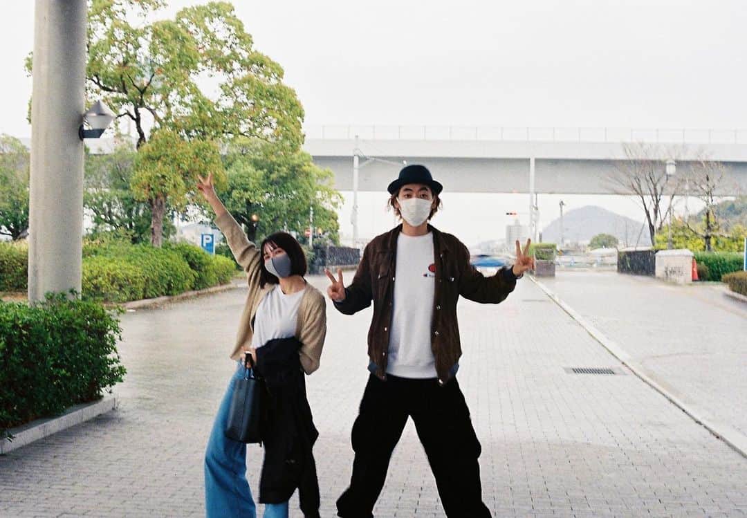 傳谷英里香のインスタグラム：「. 時生さん✌︎ ロケ場所である高知にて 何人かで美術館巡りを🪷 ⁡ 「宇宙人のあいつ」本日公開👽 ひょっこり出演させて頂いてます。 ⁡ 4人兄妹、本当に大好き。 勿論ご本人達も大大好き。」