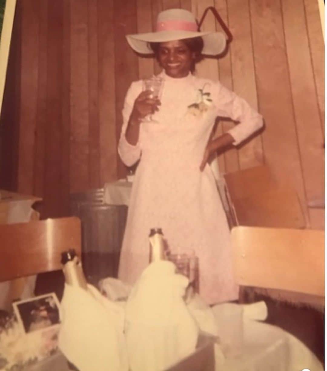 クラウディア・ジョーダンのインスタグラム：「Really missing my hilarious, trash talking, vulgar, inappropriate, kind, loving, fun and layered grandmother Lilian. She passed away 5 years ago and I still can’t believe she’s gone. We used to talk on the phone all the time like besties and she was my casino partner til the wee hours of the morning. She was a special lady indeed. I miss you Granny!! 🕊️🕊️🕊️🙏🏾🙏🏾」