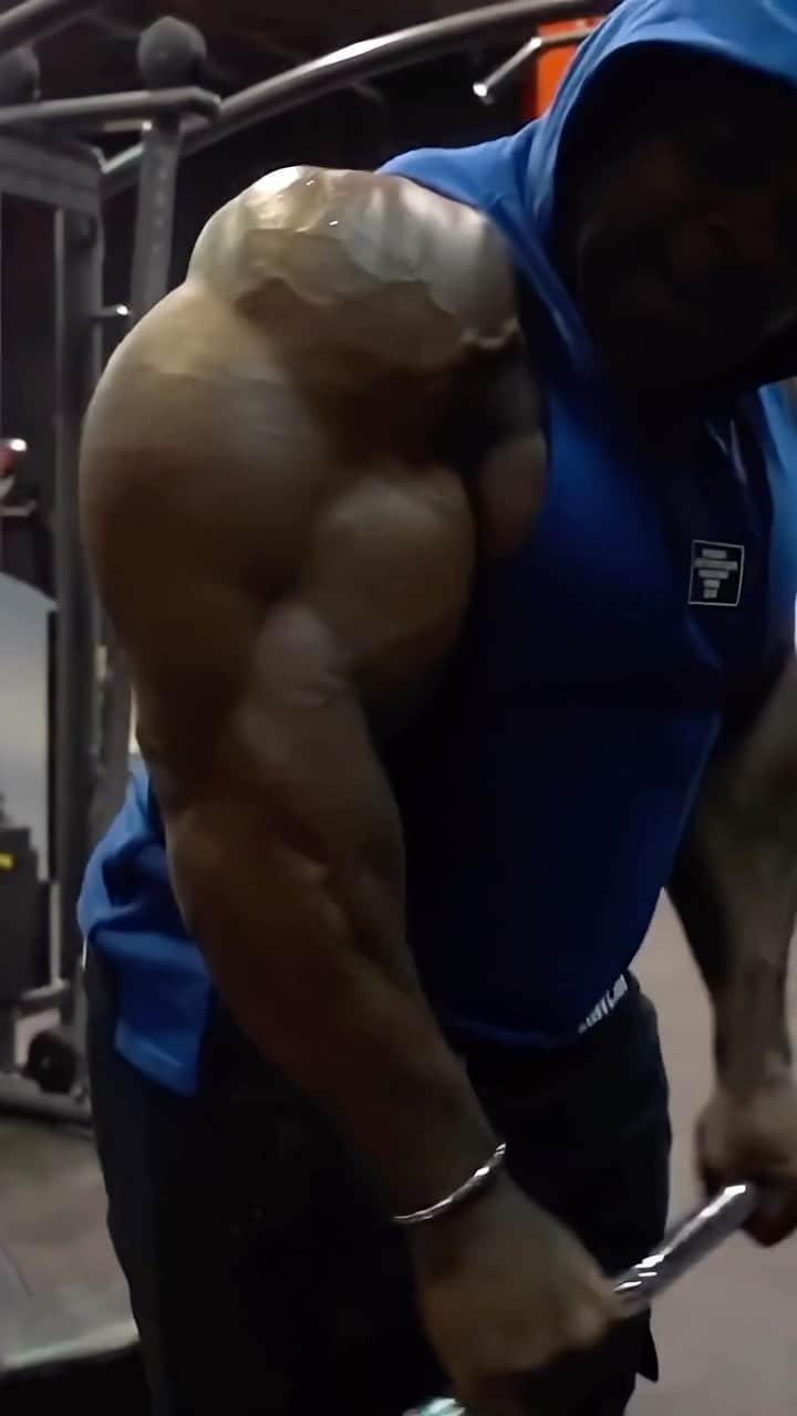 カイ・グリーンのインスタグラム：「𝐀𝐑𝐌𝐄𝐃 & 𝐑𝐄𝐀𝐃𝐘 💪🏾 𝐓𝐀𝐆 𝐀 𝐅𝐑𝐈𝐄𝐍𝐃 𝐓𝐎 𝐌𝐎𝐓𝐈𝐕𝐀𝐓𝐄  Although the end of the week is here, that doesn’t mean our efforts and goals come to a halt. When you find your groove, it’s crucial to keep working past the pain barrier especially when it comes to training. If the goal is BIGGER arms then you’re going to have to be relentless with your approach, show up consistently, and give it everything you got! #LetsWORK!!!  #KaiGreene #FlexFriday #Reels #Fyp」