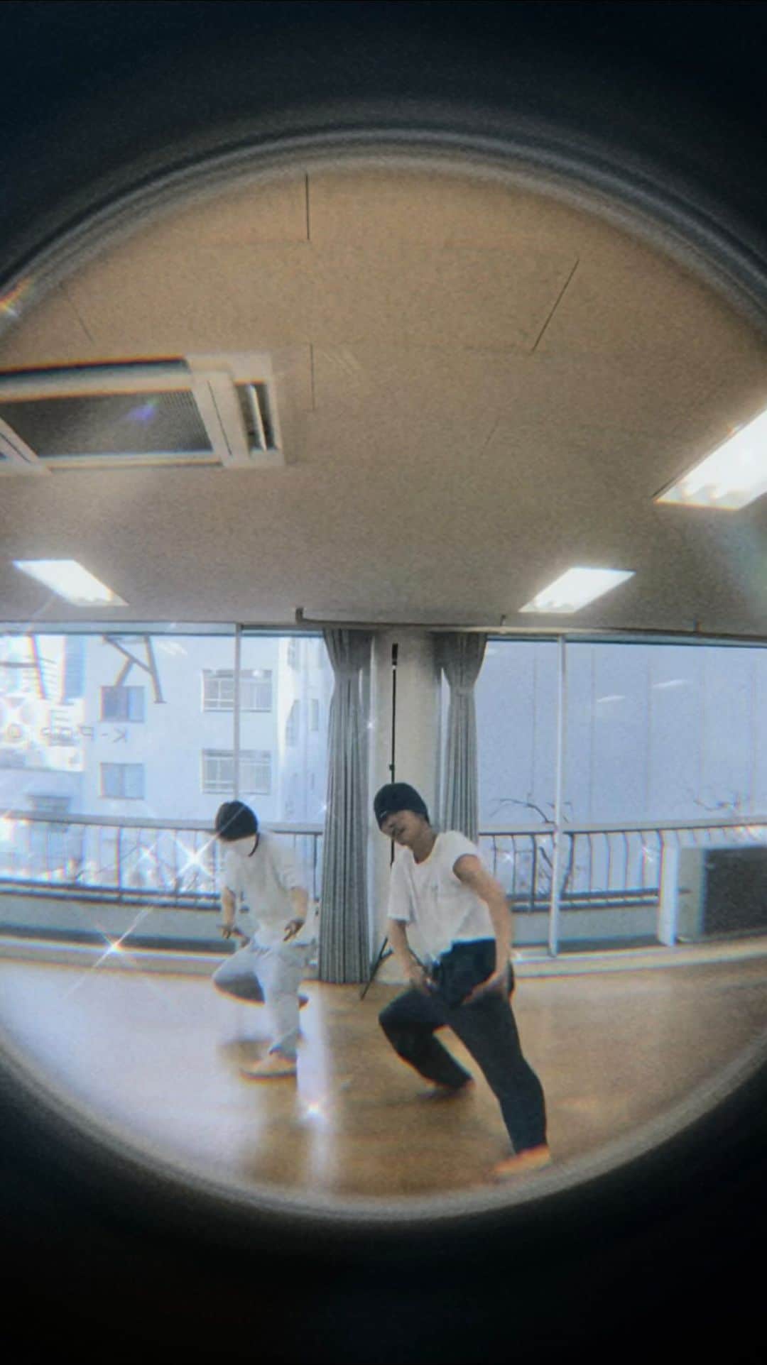 塩澤英真のインスタグラム：「Live a good story 💎  #七回目のjazzdance_Lessonはボクの変わらない弱点を変われるように先生が向き合わせてくれた大切な時間に感じました #ガンバリマス #本当に先生のダンスカッコよくて尊敬  #最後倒れてリアルに笑ってる笑笑 #Dance #Lesson #Reels #Reel #Reelinstagram #Hotreels #fyp #nct127 #nct #Reeloftheday #instagood  #塩澤英真 #HIDEMASASHIOZAWA」