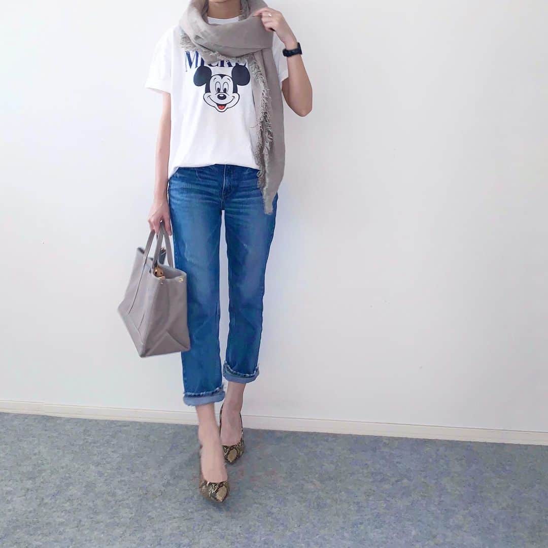 のインスタグラム：「23.05.19♡  大好きな巻物はリネンに。 カーディガンの代わりにストールを。 大判だから広げれば羽織にもなる✨  . 小さなバッグは私のデカ財布が入らないから滅多に持たないけど、 こんなに大きなバッグを持つのも珍しい◡̈⃝︎  何が入ってるの？って？？  ポケカだよー🤣 マットとデッキが四つ入ってます🤣 荷物が多い学校行事に良いなとゲットしたバッグに まさかポケカが入るようになるなんてー笑  子のためにママも頑張り、 そのままランチへ🎵  ランチも半分はポケカの話😇  . #goodrockspeed #グッドロックスピード #asaucemeler #アソースメレ #upperhights #アッパーハイツ #pellico #ペリーコ #russet #ラシット #リネンストール  ♡」