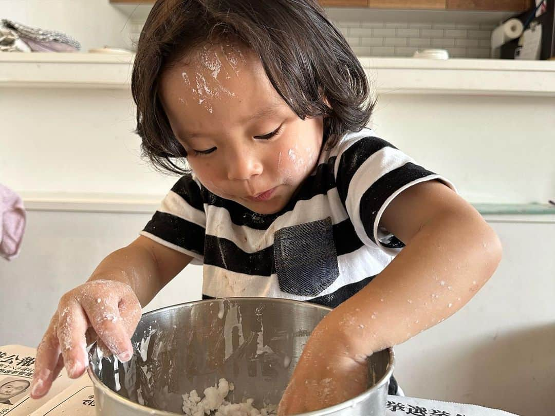 江原千鶴（エハラチヅル）さんのインスタグラム写真 - (江原千鶴（エハラチヅル）Instagram)「ダイラタンシー現象を覚えました✨  気づけば片栗粉だらけになるけど😆 これは楽しいよねー❣️  #うたくん成長記録 #4歳 #エハラ家チャンネル#お家時間 #ダイラタンシー」5月19日 22時05分 - eharachizuru