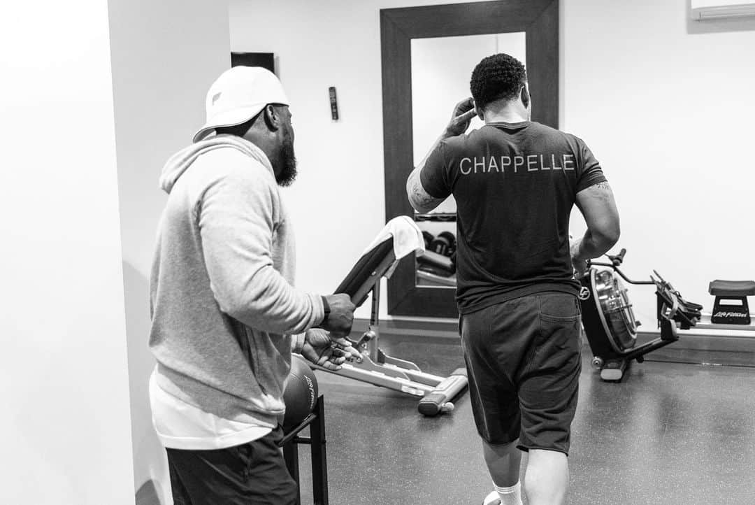 ケビン・ハートさんのインスタグラム写真 - (ケビン・ハートInstagram)「Nothing better than backstage talks with my brother….popped up on me in Dayton Ohio & did a surprise set and then hung out. Iron sharpens IRON….He is and will be a forever motivating factor for me in this comedy game. What’s understood never needs to be said….I love my guy!   P.S look at how my man @johnburgandee switched up on me after @davechappelle came thru 😂😂😂😂😂😂 #ComedicRockStars」5月19日 21時58分 - kevinhart4real