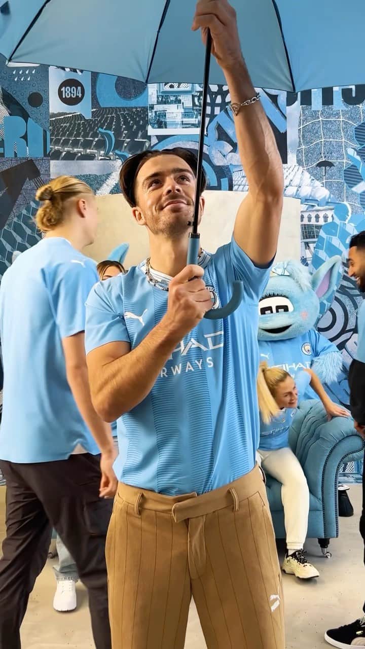 プーマのインスタグラム：「You’ll feel home when you wear it 💙 @mancity @pumafootball  New @mancity Home kit, available now on PUMA.com.​」
