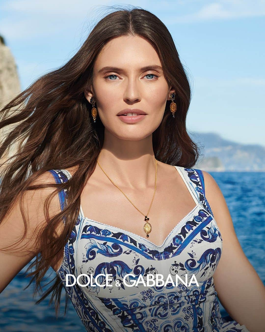 ドルチェ&ガッバーナさんのインスタグラム写真 - (ドルチェ&ガッバーナInstagram)「@biancabalti is the face of the new #DGSolarGlow makeup collection. An Italian summer in compact form with Bare Skin Beautifier Universal Blurring Powder and Lift & Set Universal Brow Gel.  Photography @stevenbrahms   Discover the collection at the link in bio.  #DolceGabbana #DGBeauty #DGMakeup #MadeinItaly」5月19日 22時00分 - dolcegabbana